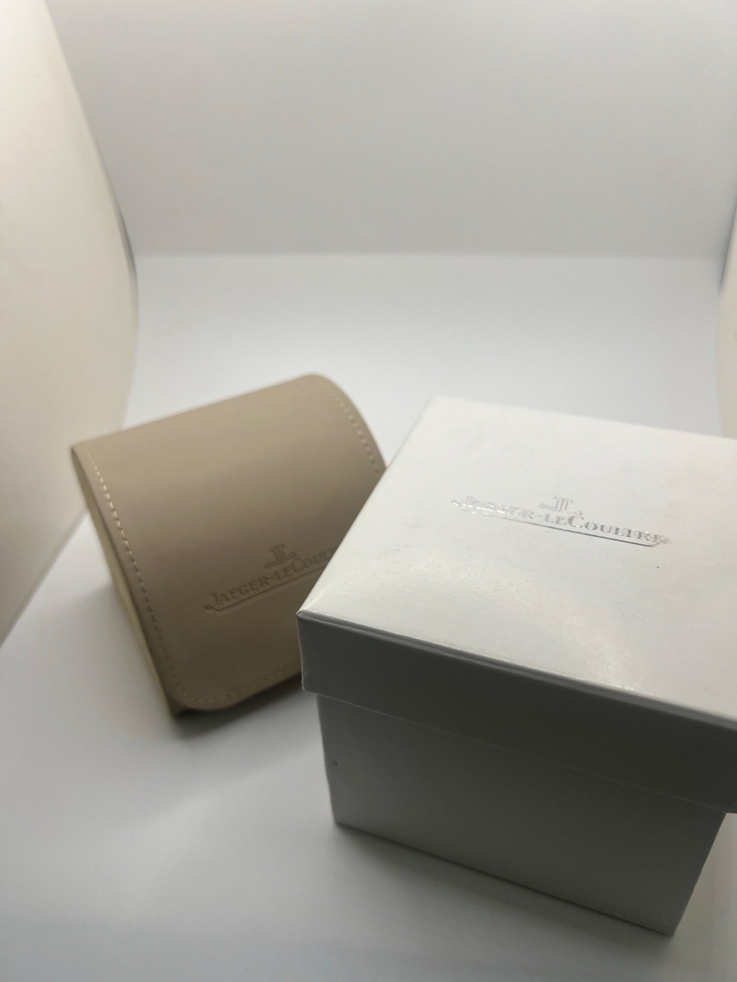 Montre Jaeger-LeCoultre Reverso Classique pour homme ou unisexe, équipée d’un mouvement quartz et d’un boîtier en acier de 23 x 38 mm. Ce modèle d’occasion en très bon état dispose d’un cadran argent à chiffres arabes, d’un verre saphir et d’une étanchéité de 3 ATM. Son bracelet en cuir brun avec boucle ardillon complète son style élégant et intemporel. Une montre Jaeger-LeCoultre Reverso Classique raffinée, idéale pour les amateurs de montres de luxe classiques.