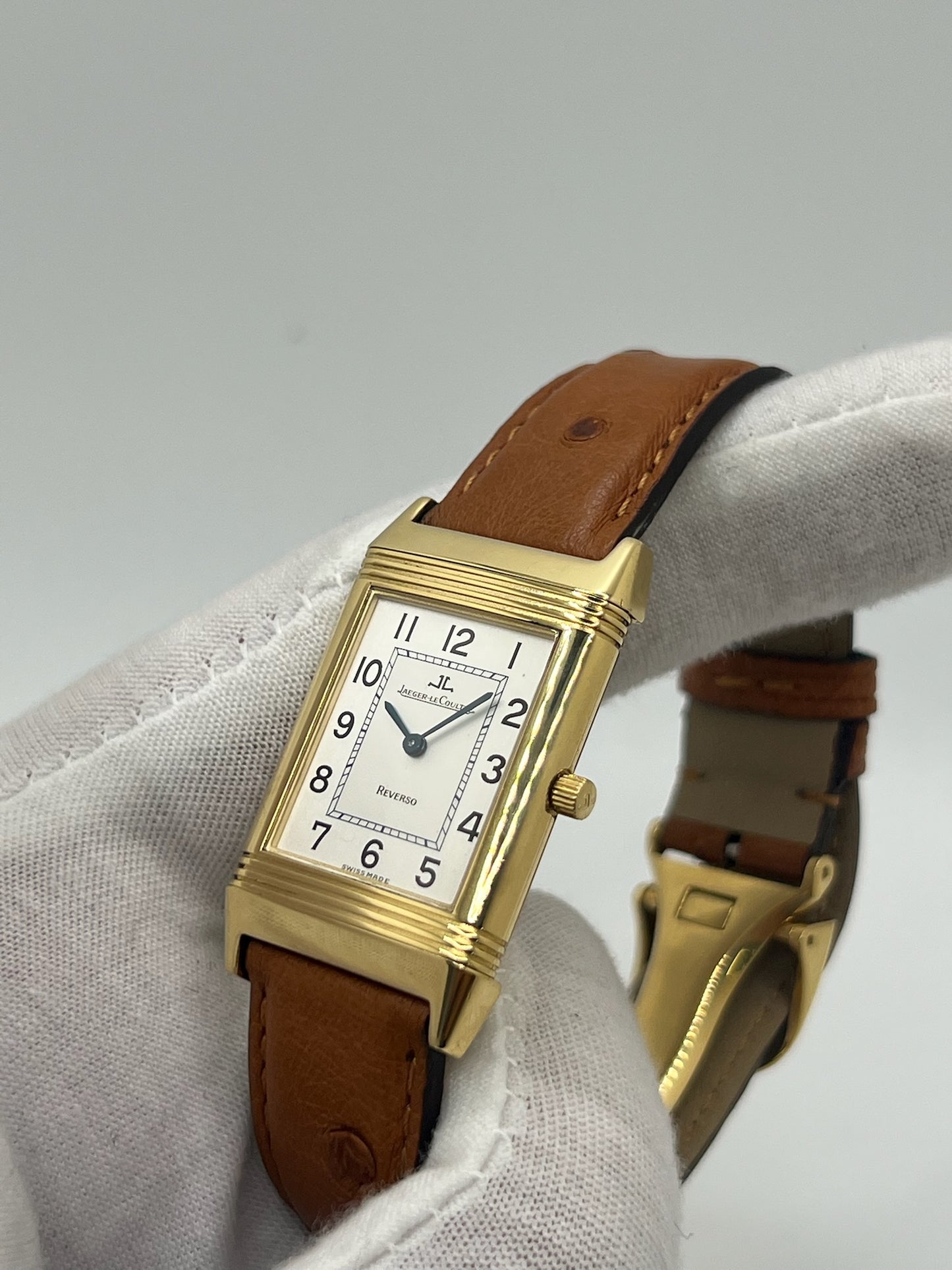 Redécouvrez l’élégance pure avec cette Jaeger-LeCoultre Reverso Classique millésime 2011, proposée en full set avec sa boîte, ses papiers et ses accessoires d’origine. Symbole de l’horlogerie raffinée, la Reverso séduit par son design rectangulaire emblématique et son cadran épuré. Cette version complète est un choix idéal pour les passionnés de montres de collection et les amateurs de la maison Jaeger-LeCoultre, à la recherche d’une pièce intemporelle au pedigree certifié.