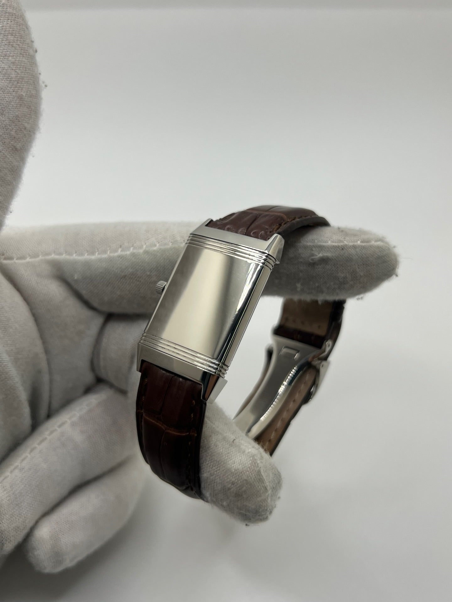 Montre Jaeger-LeCoultre Reverso Classique pour homme ou unisexe, équipée d’un mouvement quartz et d’un boîtier en acier de 23 x 38 mm. Ce modèle d’occasion en très bon état dispose d’un cadran argent à chiffres arabes, d’un verre saphir et d’une étanchéité de 3 ATM. Son bracelet en cuir brun avec boucle ardillon complète son style élégant et intemporel. Une montre Jaeger-LeCoultre Reverso Classique raffinée, idéale pour les amateurs de montres de luxe classiques.
