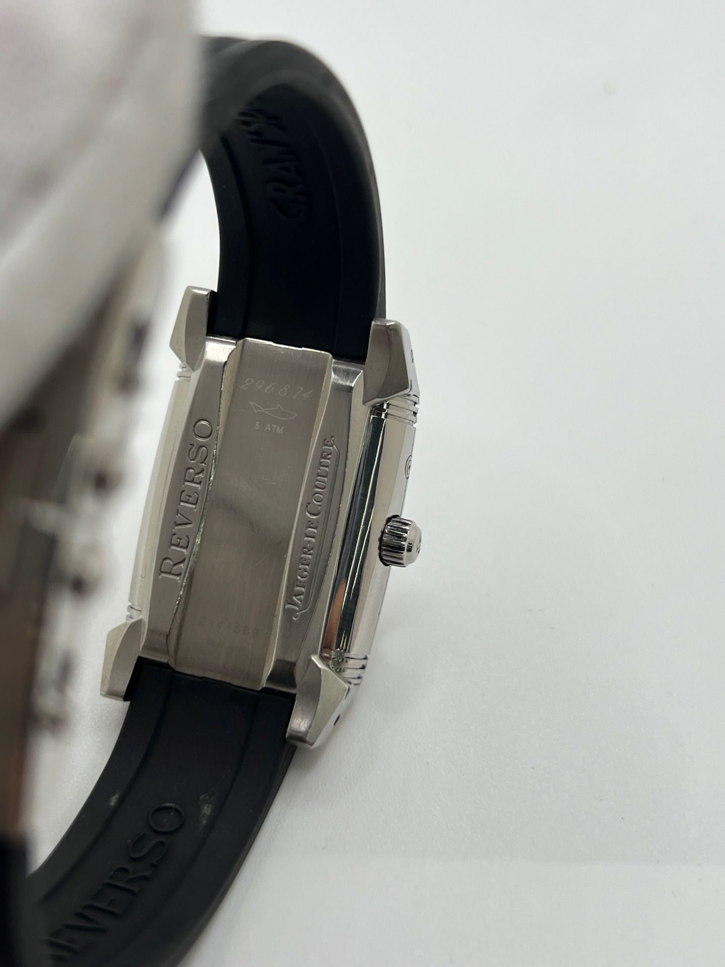 Montre Reverso Duetto référence 296.8.74 en acier, format rectangulaire, équipée d’un mouvement à remontage manuel. Modèle pour femme avec cadran blanc à chiffres arabes et verre saphir. Brace­let en caoutchouc noir avec boucle double plis. Pièce d’occasion en très bon état, présentant de légères traces d’usure discrètes.