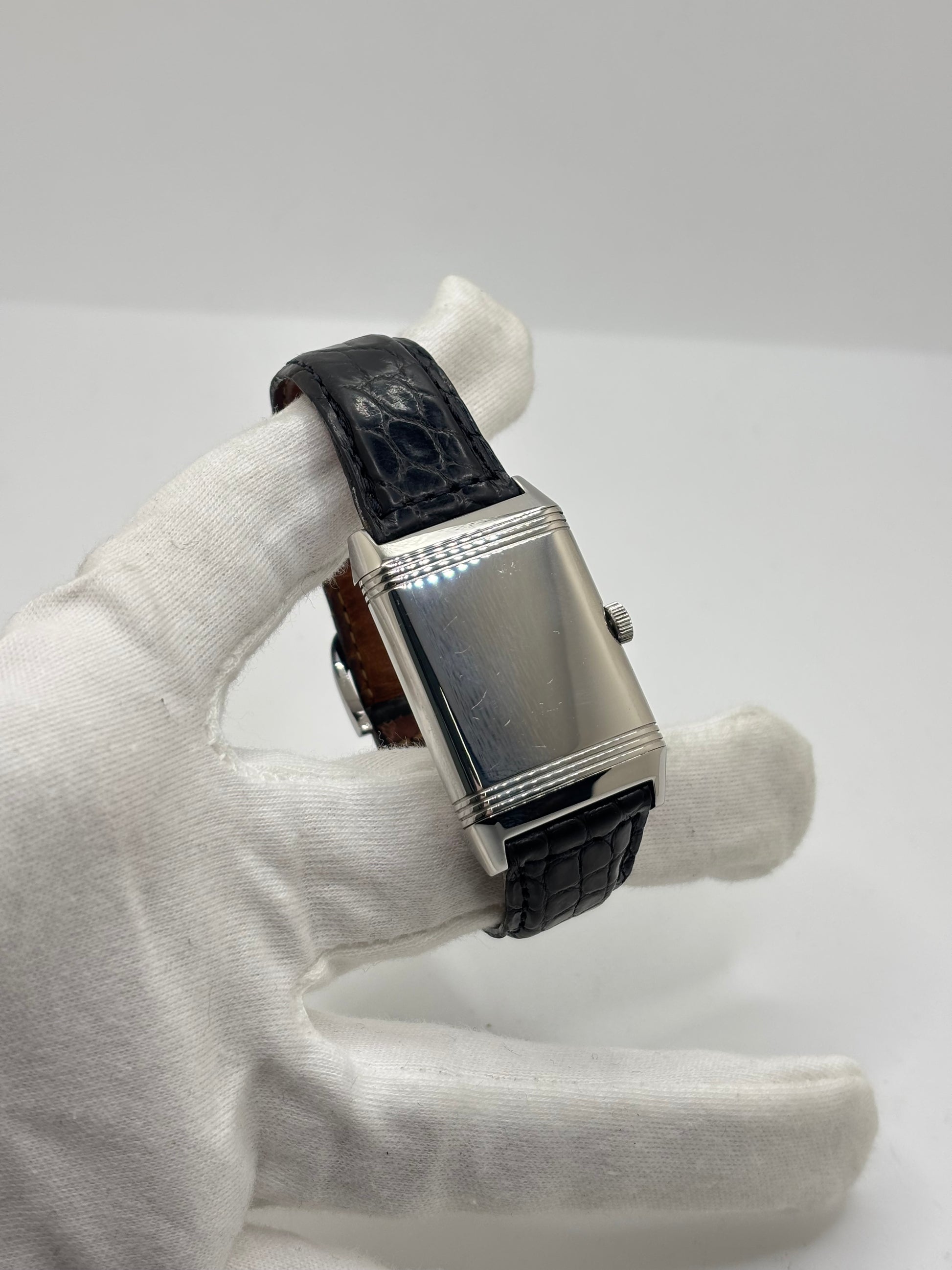 Montre Jaeger-LeCoultre Reverso Grande Taille 270.8.62 en acier, mouvement mécanique à remontage manuel calibre 822. Boîtier rectangulaire 26 x 42 mm, cadran argent à chiffres arabes, petite seconde, verre saphir. Bracelet cuir noir boucle ardillon acier. Modèle 1997 en très bon état, révisé le 4 juin 2026, livré avec coffret et papiers d’origine. Montre de luxe suisse emblématique, design Art déco, style vintage élégant. pièce horlogère iconique.

