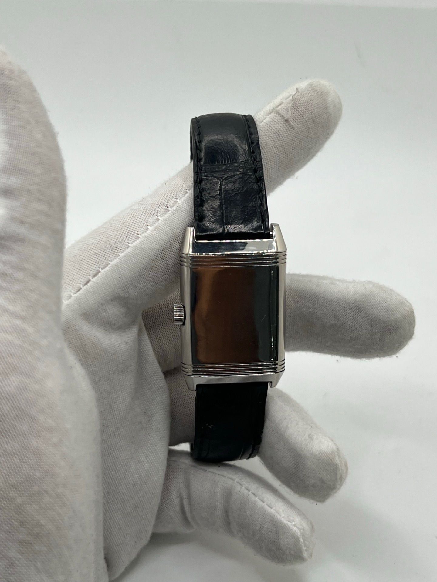 Découvrez la Jaeger-LeCoultre Reverso Grande Taille pour homme/unisexe, modèle 2008 en acier avec bracelet cuir brun. Montre de luxe à remontage manuel, calibre 822, 45 h de réserve de marche, petite seconde et cadran argent. État très bon, avec coffret et papiers d’origine.
