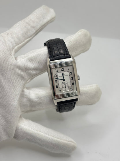 Montre Jaeger-LeCoultre Reverso Grande Taille 270.8.62 en acier, mouvement mécanique à remontage manuel calibre 822. Boîtier rectangulaire 26 x 42 mm, cadran argent à chiffres arabes, petite seconde, verre saphir. Bracelet cuir noir boucle ardillon acier. Modèle 1997 en très bon état, révisé le 4 juin 2026, livré avec coffret et papiers d’origine. Montre de luxe suisse emblématique, design Art déco, style vintage élégant. pièce horlogère iconique.
