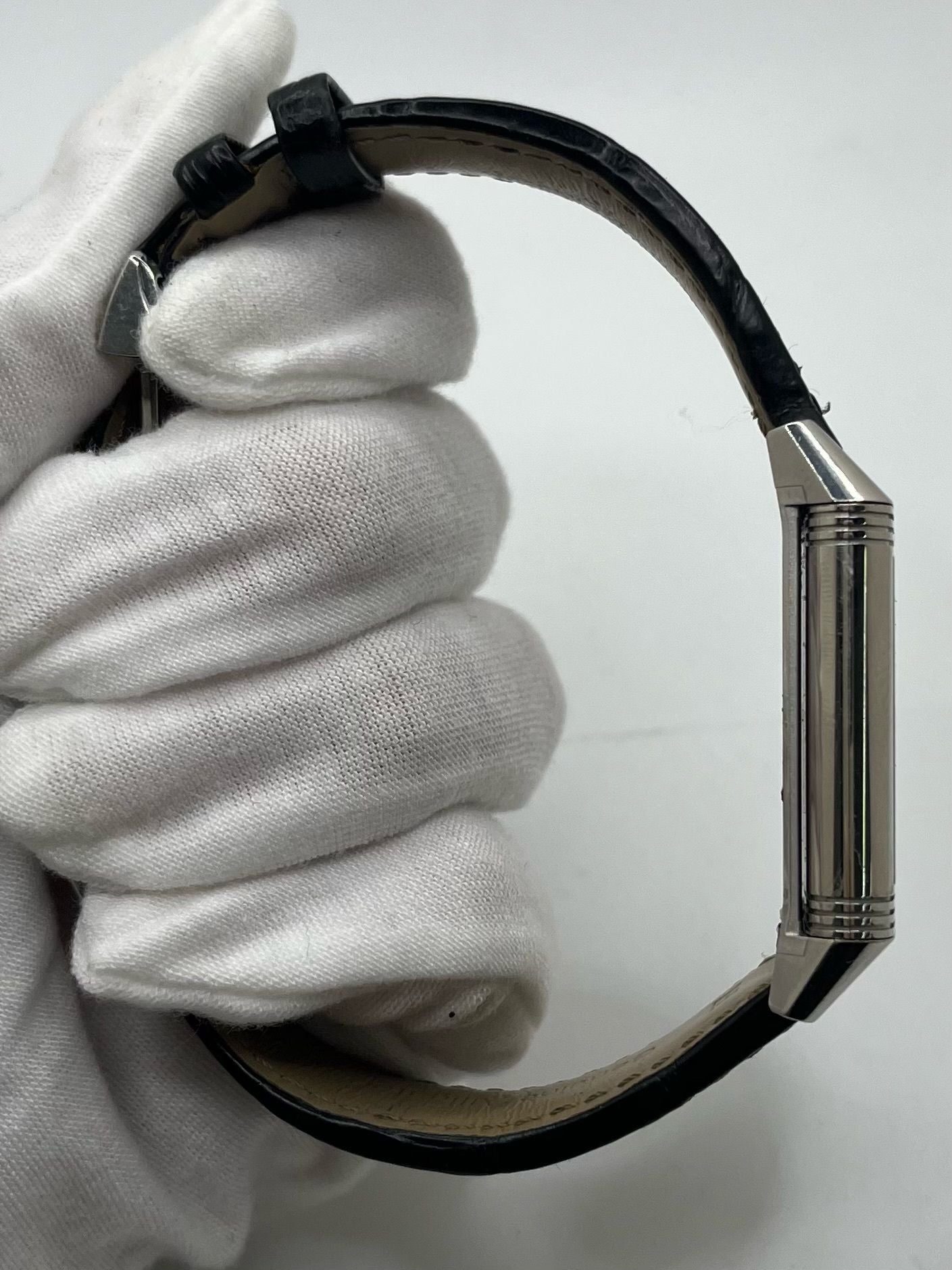 Montre Jaeger-LeCoultre Reverso Classic Small/Large réf. 214.8.62, modèle emblématique de 2017, livrée en full set avec boîte et papiers d’origine. Équipée d’une élégante boucle déployante, cette montre mécanique incarne le savoir-faire horloger suisse. Boîtier rectangulaire en acier, mouvement à remontage manuel. Une pièce raffinée pour collectionneur ou amateur de montres de prestige.