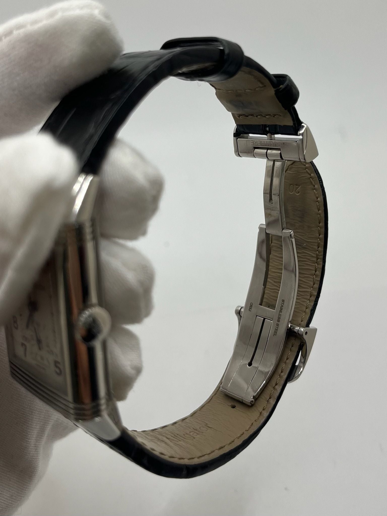 Montre Jaeger-LeCoultre Reverso Classic Small/Large réf. 214.8.62, modèle emblématique de 2017, livrée en full set avec boîte et papiers d’origine. Équipée d’une élégante boucle déployante, cette montre mécanique incarne le savoir-faire horloger suisse. Boîtier rectangulaire en acier, mouvement à remontage manuel. Une pièce raffinée pour collectionneur ou amateur de montres de prestige.