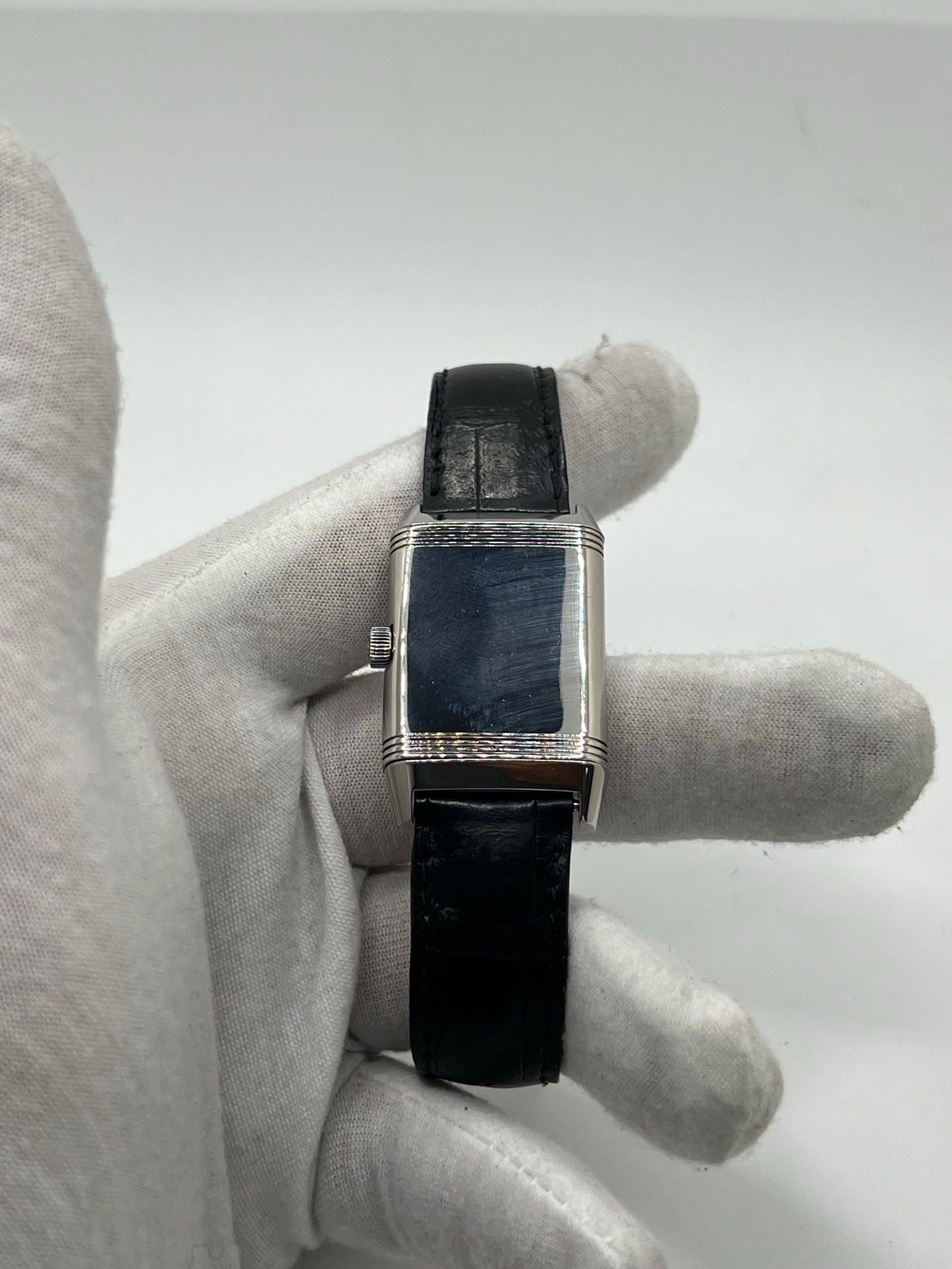 Découvrez la Jaeger-LeCoultre Reverso Grande Taille pour homme/unisexe, modèle 2008 en acier avec bracelet cuir brun. Montre de luxe à remontage manuel, calibre 822, 45 h de réserve de marche, petite seconde et cadran argent. État très bon, avec coffret et papiers d’origine.