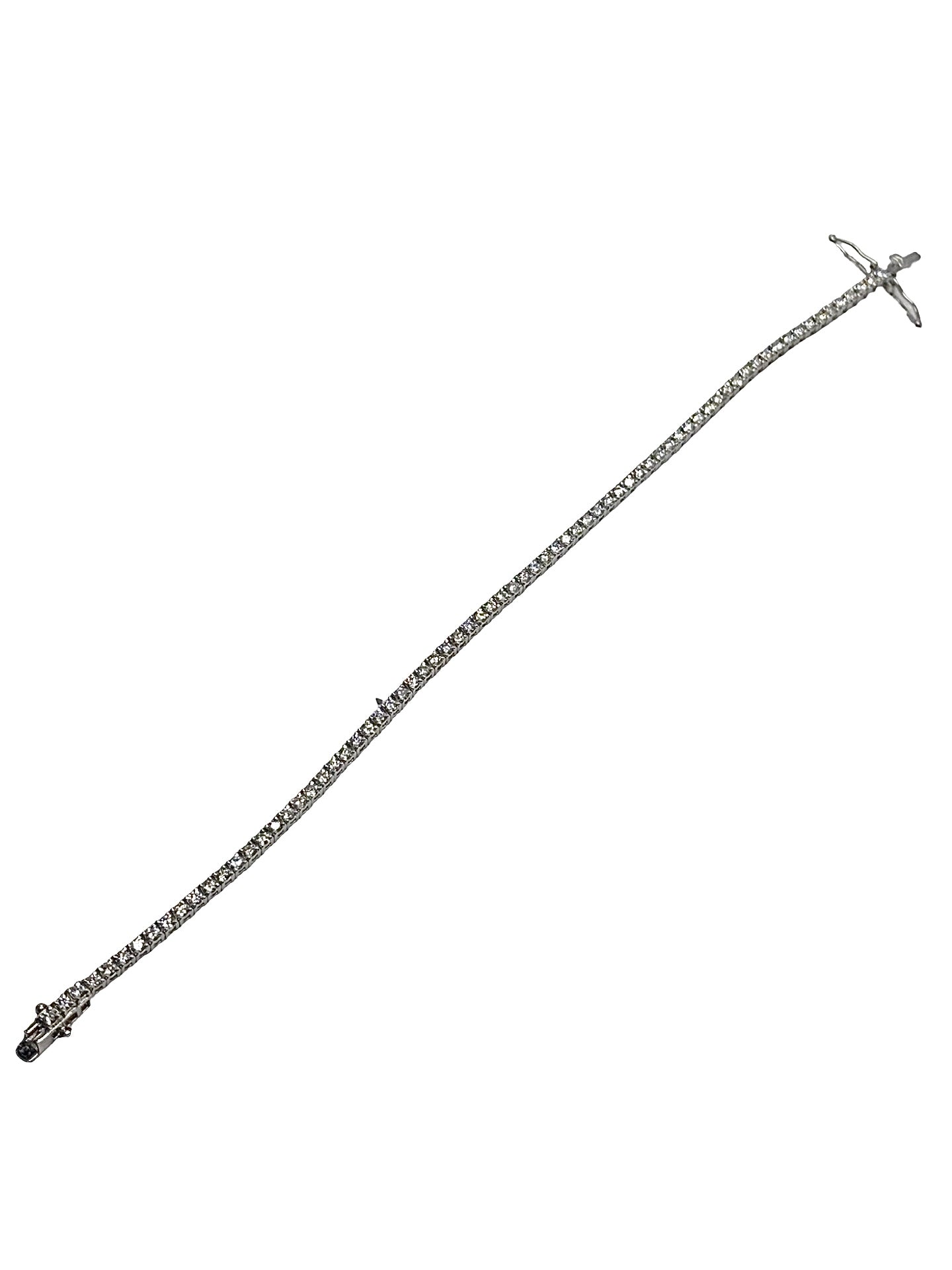 Bracelet rivière en or blanc serti de diamants totalisant 1,80 carat. Ce bijou d’exception séduit par son éclat raffiné et sa brillance intemporelle. Chaque diamant est minutieusement sélectionné pour offrir un équilibre parfait entre élégance, pureté et luminosité, idéal pour sublimer le poignet avec sophistication.