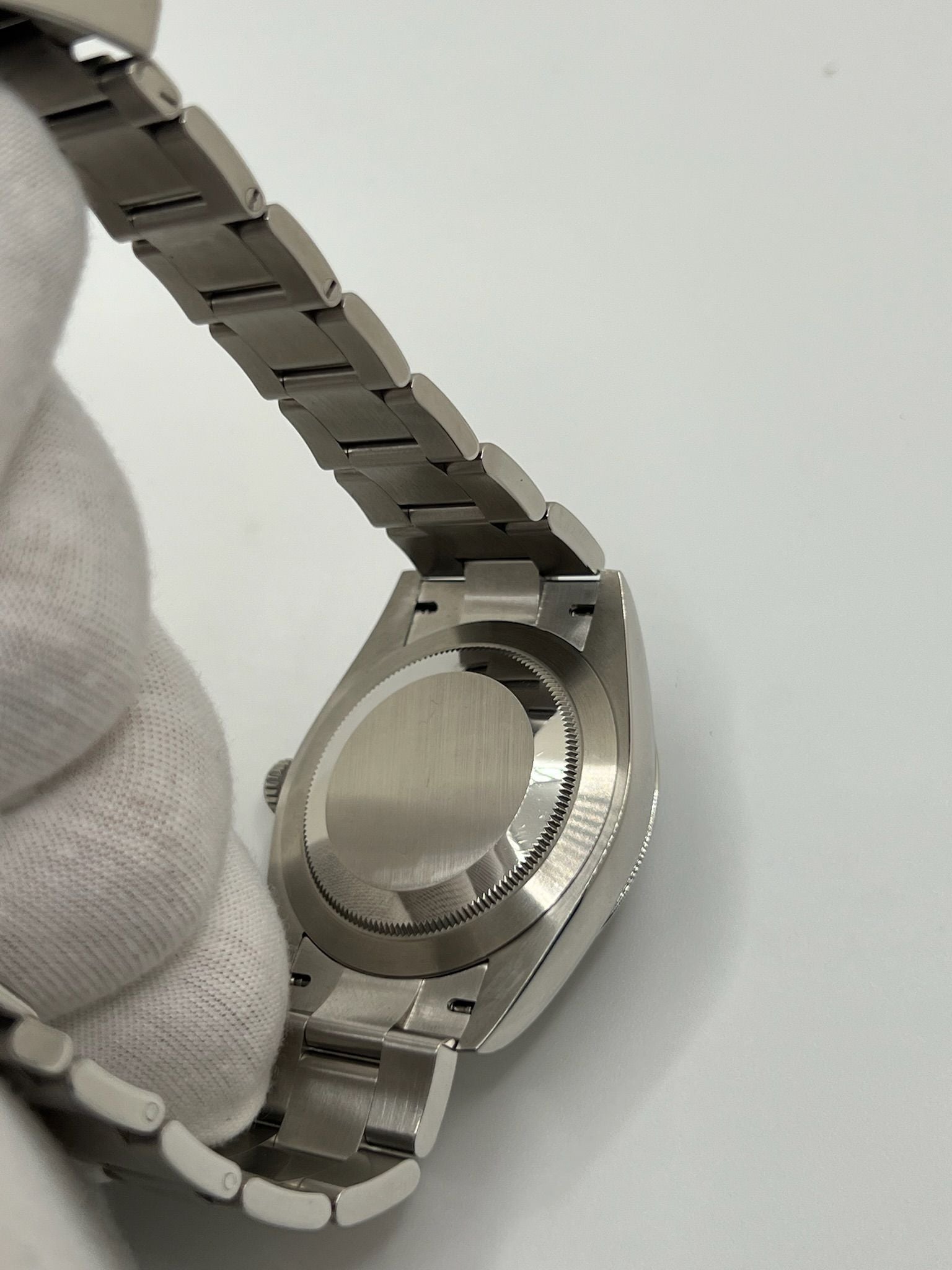 Découvrez cette Rolex Oyster Perpetual 41mm réf. 124300, modèle emblématique en acier, datant de 2022. Full set avec boîte et papiers d’origine, cette montre automatique au cadran noir offre élégance et fiabilité. Révisée en juillet 2025, en excellent état avec légères traces d’usure. Disponible à Paris. Montre homme/unisexe idéale pour collectionneurs et amateurs de garde-temps de luxe.