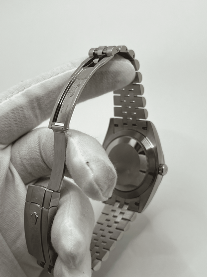 Découvrez la Rolex Datejust 41 réf. 126334 avec son élégant bracelet Jubilee et sa boîte d'origine. Ce modèle iconique allie raffinement et précision horlogère, idéal pour les amateurs de montres de luxe. Son design intemporel et ses finitions haut de gamme en font une pièce d’exception. Ne manquez pas cette montre Rolex Datejust 41 mm, symbole d’élégance et de prestige.