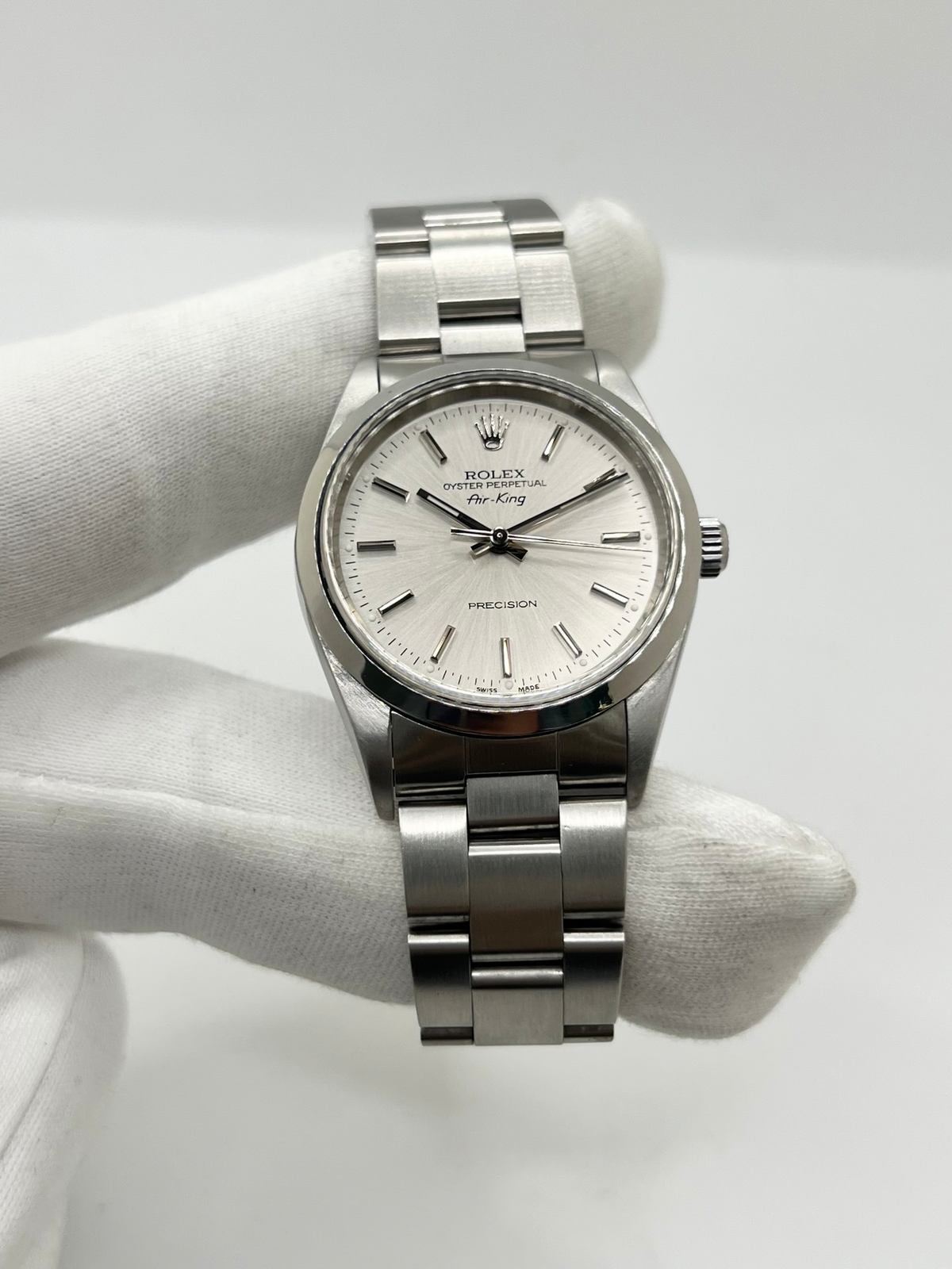 Montre Rolex Air King 14000, un modèle emblématique de la maison Rolex alliant élégance et sobriété. Équipée d’un mouvement automatique, cette montre de la collection Air King se distingue par son design intemporel et ses lignes épurées. La Rolex Air King référence 14000 séduit les amateurs d’horlogerie de luxe par son style classique et sa polyvalence. Une montre Rolex raffinée, idéale pour un usage quotidien ou pour enrichir une collection de montres de prestige.