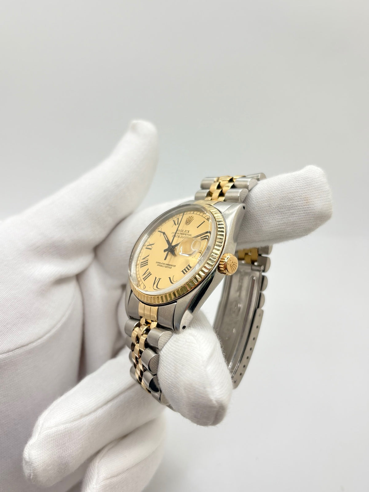 Montre Rolex Datejust 16013 vintage en très bon état, datant de 1979, équipée d’un mouvement automatique calibre 3035 avec 42 heures de réserve de marche. Son boîtier de 36 mm en or et acier possède une lunette en or jaune et un verre Plexiglas. Son cadran or à chiffres romains est accompagné d’un bracelet or et acier. Cette Rolex Datejust dispose également d’une fonction date et d’une étanchéité à 10 ATM.