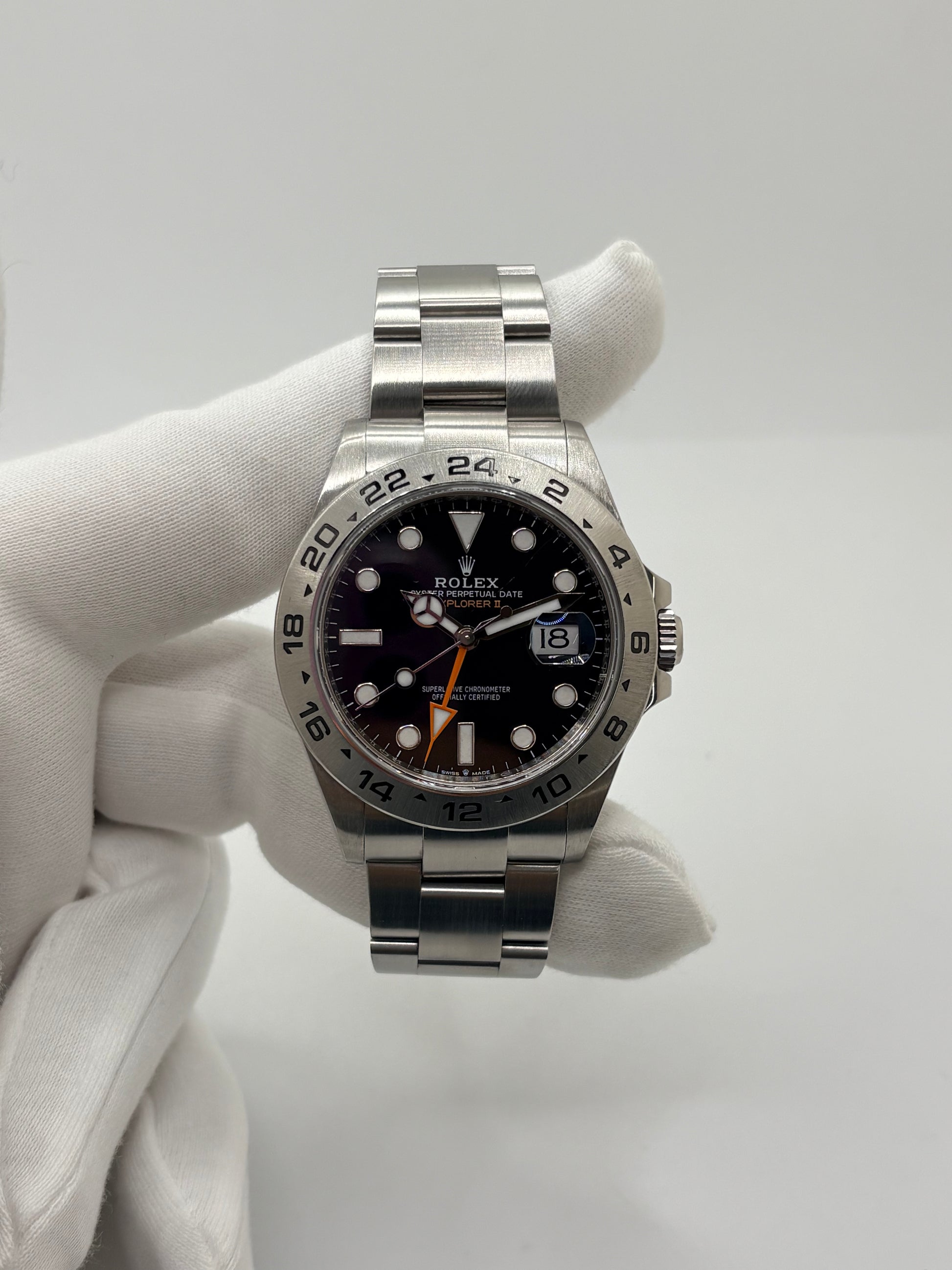 Rolex Explorer II 226570, montre automatique en acier avec boîtier de 42 mm et cadran noir. Cette montre Rolex Explorer II est équipée du calibre 3285, offrant une réserve de marche de 70 heures, ainsi que des fonctions date et GMT. Son verre saphir, son bracelet en acier et son design sportif et élégant en font un garde-temps emblématique de la collection Rolex Explorer. Modèle de 2022, livré avec coffret et papiers d’origine.