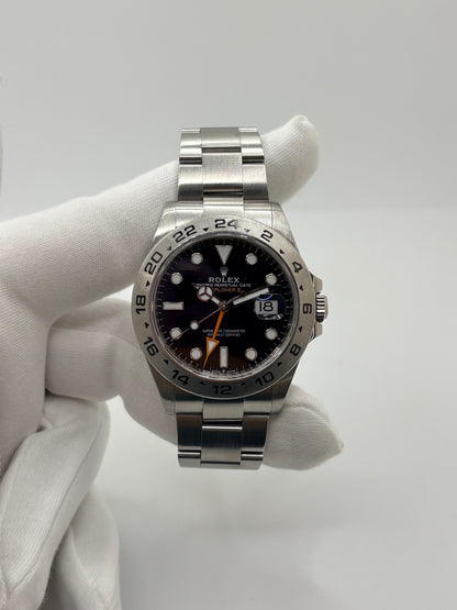 Rolex Explorer II 226570, montre automatique en acier avec boîtier de 42 mm et cadran noir. Cette montre Rolex Explorer II est équipée du calibre 3285, offrant une réserve de marche de 70 heures, ainsi que des fonctions date et GMT. Son verre saphir, son bracelet en acier et son design sportif et élégant en font un garde-temps emblématique de la collection Rolex Explorer. Modèle de 2022, livré avec coffret et papiers d’origine.