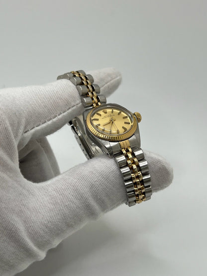 Montre de luxe pour femme, la Rolex Oyster Perpetual Lady 26 mm séduit par son élégance intemporelle. Dotée d’un boîtier en acier et d’un bracelet Jubilee raffiné, elle incarne le savoir-faire Rolex. Idéale pour les poignets fins, cette montre automatique allie précision, style et discrétion au quotidien.