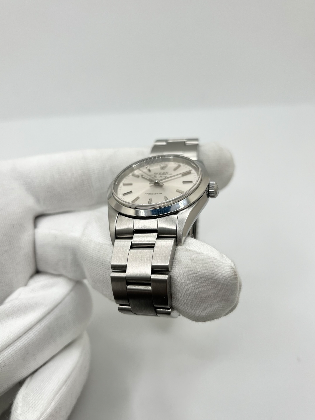 Montre Rolex Air King 14000, un modèle emblématique de la maison Rolex alliant élégance et sobriété. Équipée d’un mouvement automatique, cette montre de la collection Air King se distingue par son design intemporel et ses lignes épurées. La Rolex Air King référence 14000 séduit les amateurs d’horlogerie de luxe par son style classique et sa polyvalence. Une montre Rolex raffinée, idéale pour un usage quotidien ou pour enrichir une collection de montres de prestige.