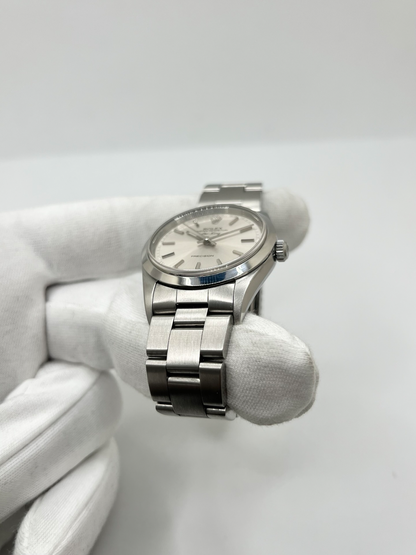 Montre Rolex Air King 14000, un modèle emblématique de la maison Rolex alliant élégance et sobriété. Équipée d’un mouvement automatique, cette montre de la collection Air King se distingue par son design intemporel et ses lignes épurées. La Rolex Air King référence 14000 séduit les amateurs d’horlogerie de luxe par son style classique et sa polyvalence. Une montre Rolex raffinée, idéale pour un usage quotidien ou pour enrichir une collection de montres de prestige.