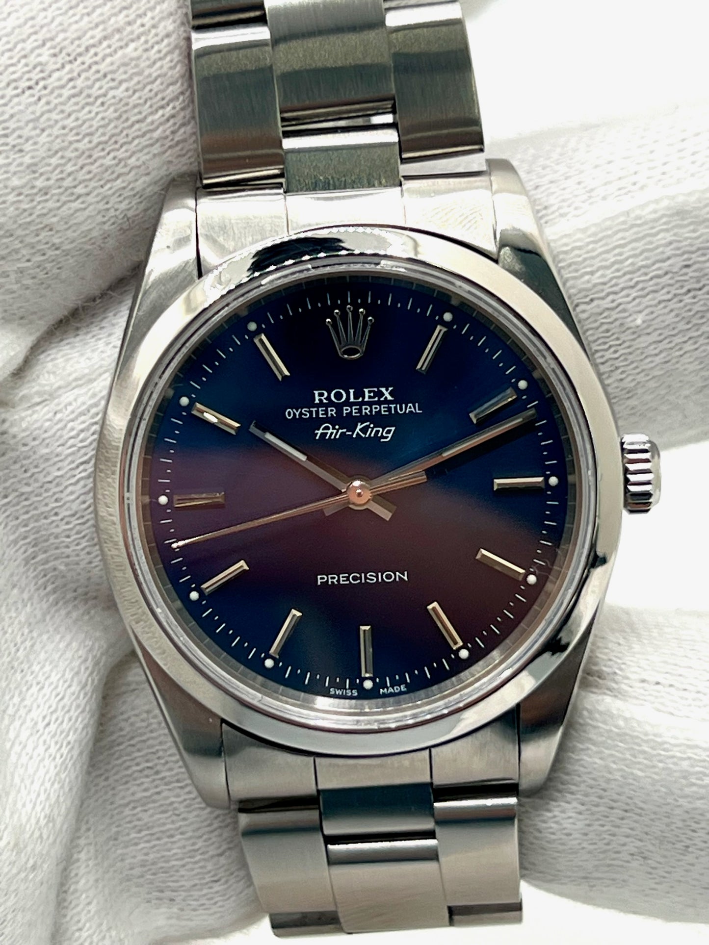 Découvrez la montre Rolex Air-King 14000M, un modèle emblématique de la célèbre marque suisse. Cette montre de luxe est accompagnée de sa boîte d'origine, garantissant son authenticité et sa valeur. Avec son design intemporel et sa précision exceptionnelle, la Rolex Air-King 14000M est l'accessoire idéal pour les collectionneurs et les amateurs de montres haut de gamme.