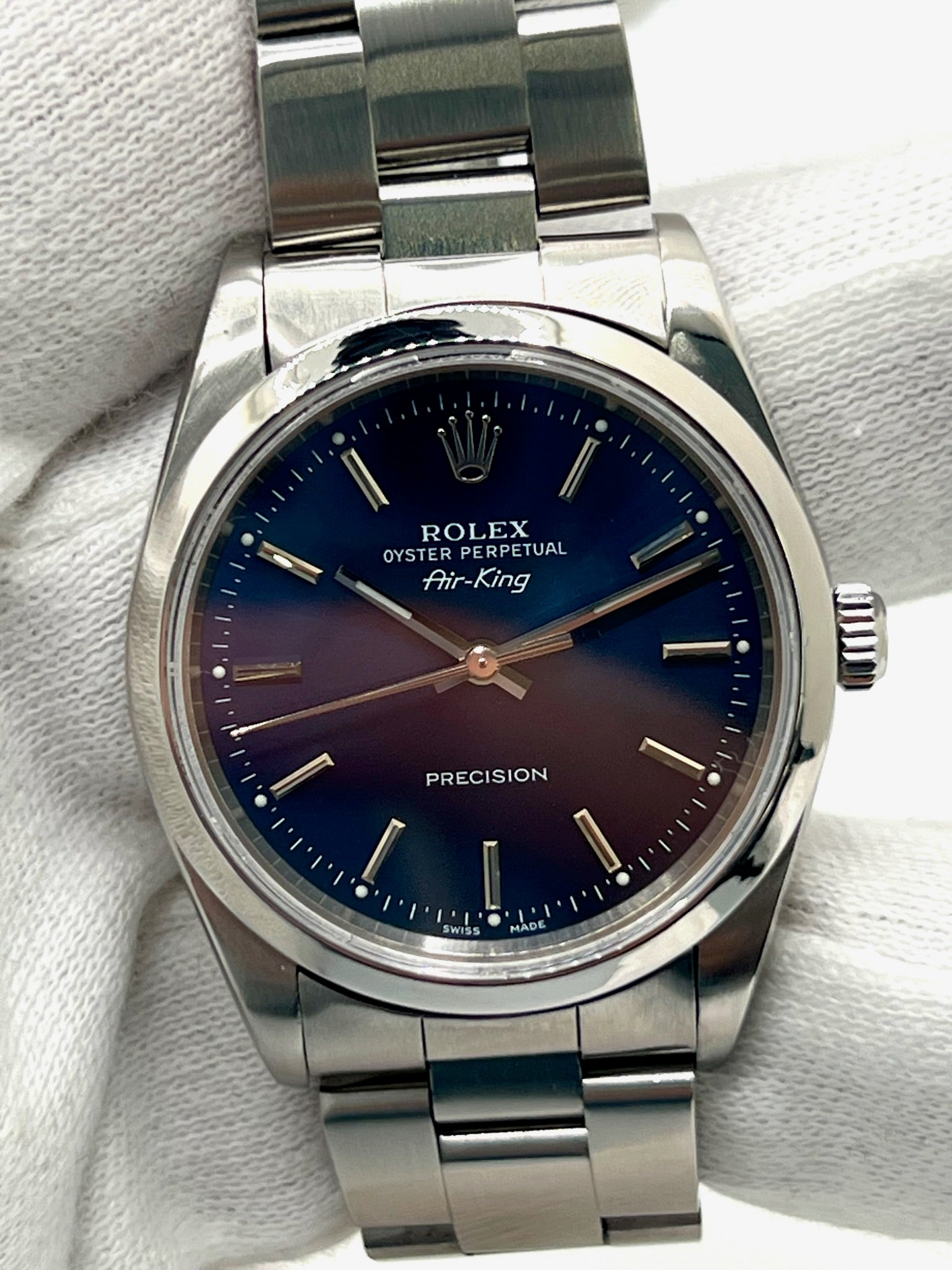 Découvrez la montre Rolex Air-King 14000M, un modèle emblématique de la célèbre marque suisse. Cette montre de luxe est accompagnée de sa boîte d'origine, garantissant son authenticité et sa valeur. Avec son design intemporel et sa précision exceptionnelle, la Rolex Air-King 14000M est l'accessoire idéal pour les collectionneurs et les amateurs de montres haut de gamme.