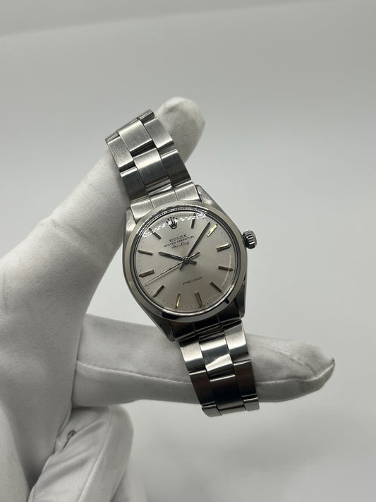 Montre Air King référence 5500 en acier avec cadran argent. Modèle vintage des années 1970 doté d’un mouvement automatique calibre 1520 et d’un boîtier de 34 mm. Verre plexiglas et bracelet acier avec boucle pliante. Montre élégante et intemporelle, appréciée pour son design classique et sa fiabilité. Pièce d’horlogerie idéale pour les amateurs de montres vintage recherchant un modèle discret et emblématique.