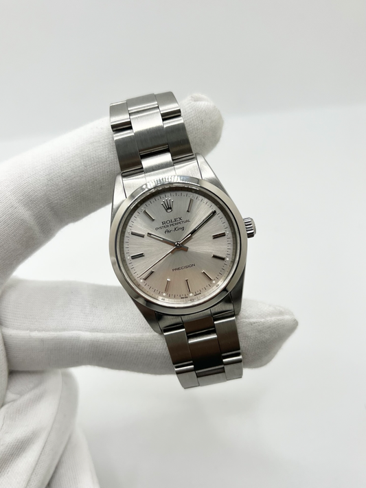 Montre Rolex Air King 14000, un modèle emblématique de la maison Rolex alliant élégance et sobriété. Équipée d’un mouvement automatique, cette montre de la collection Air King se distingue par son design intemporel et ses lignes épurées. La Rolex Air King référence 14000 séduit les amateurs d’horlogerie de luxe par son style classique et sa polyvalence. Une montre Rolex raffinée, idéale pour un usage quotidien ou pour enrichir une collection de montres de prestige.