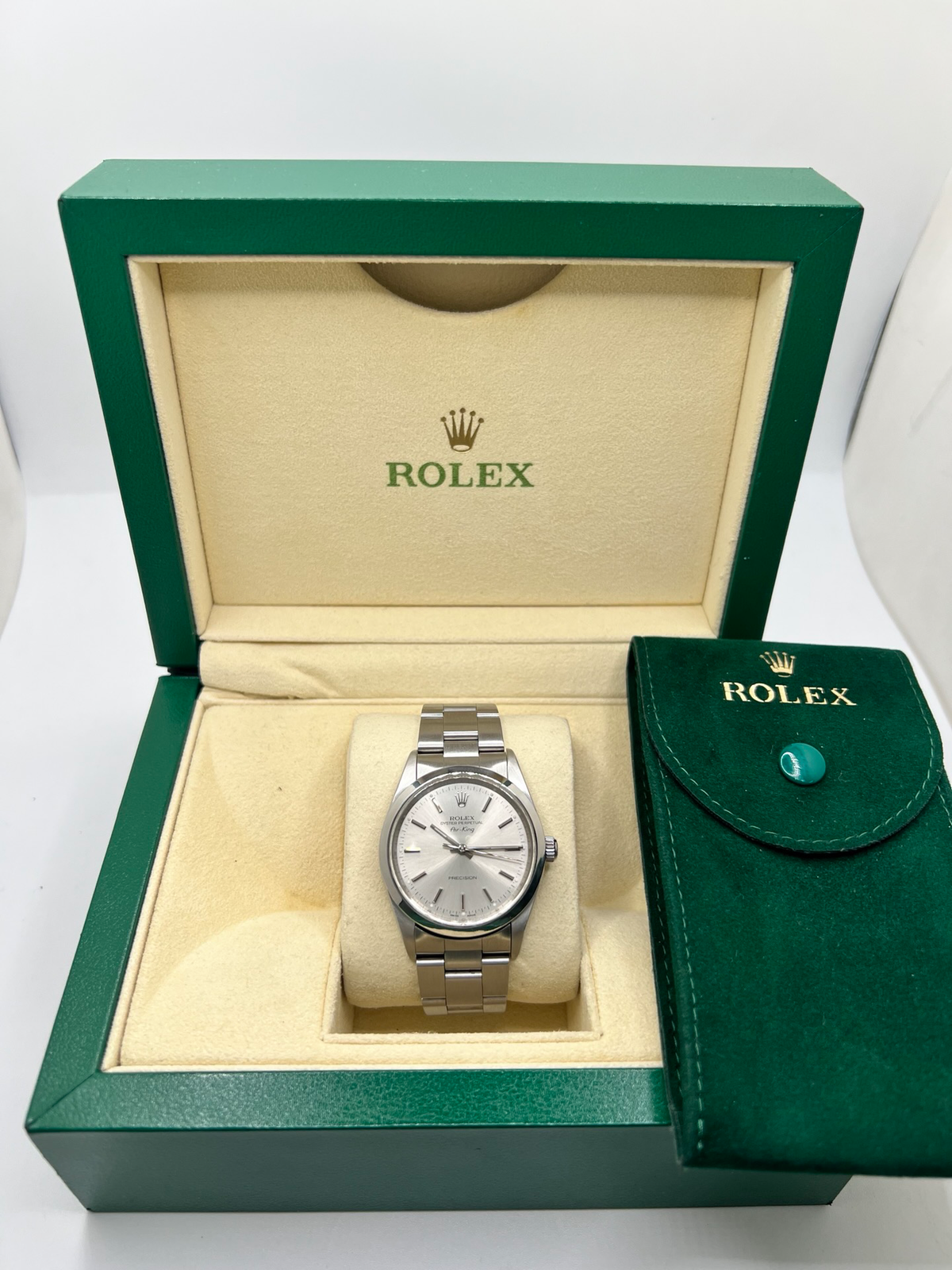 Montre Rolex Air King 14000, un modèle emblématique de la maison Rolex alliant élégance et sobriété. Équipée d’un mouvement automatique, cette montre de la collection Air King se distingue par son design intemporel et ses lignes épurées. La Rolex Air King référence 14000 séduit les amateurs d’horlogerie de luxe par son style classique et sa polyvalence. Une montre Rolex raffinée, idéale pour un usage quotidien ou pour enrichir une collection de montres de prestige.