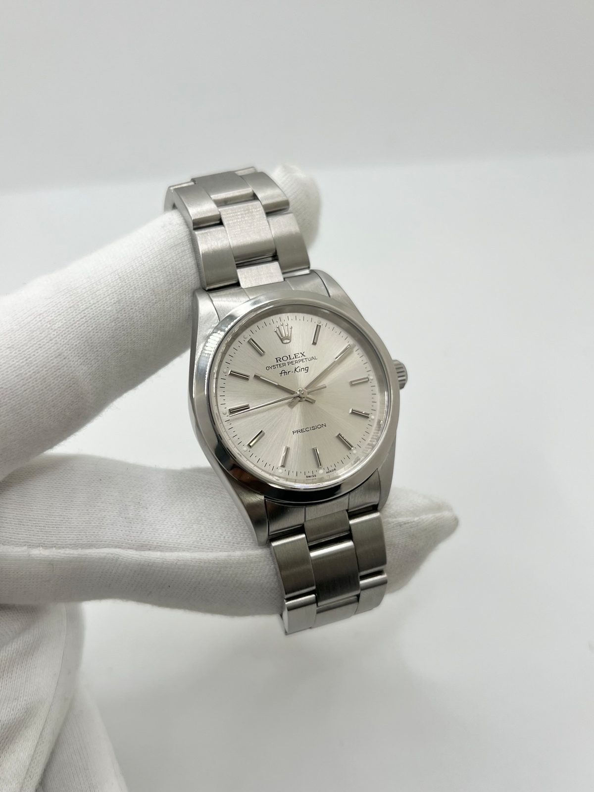Montre Rolex Air King 14000, un modèle emblématique de la maison Rolex alliant élégance et sobriété. Équipée d’un mouvement automatique, cette montre de la collection Air King se distingue par son design intemporel et ses lignes épurées. La Rolex Air King référence 14000 séduit les amateurs d’horlogerie de luxe par son style classique et sa polyvalence. Une montre Rolex raffinée, idéale pour un usage quotidien ou pour enrichir une collection de montres de prestige.