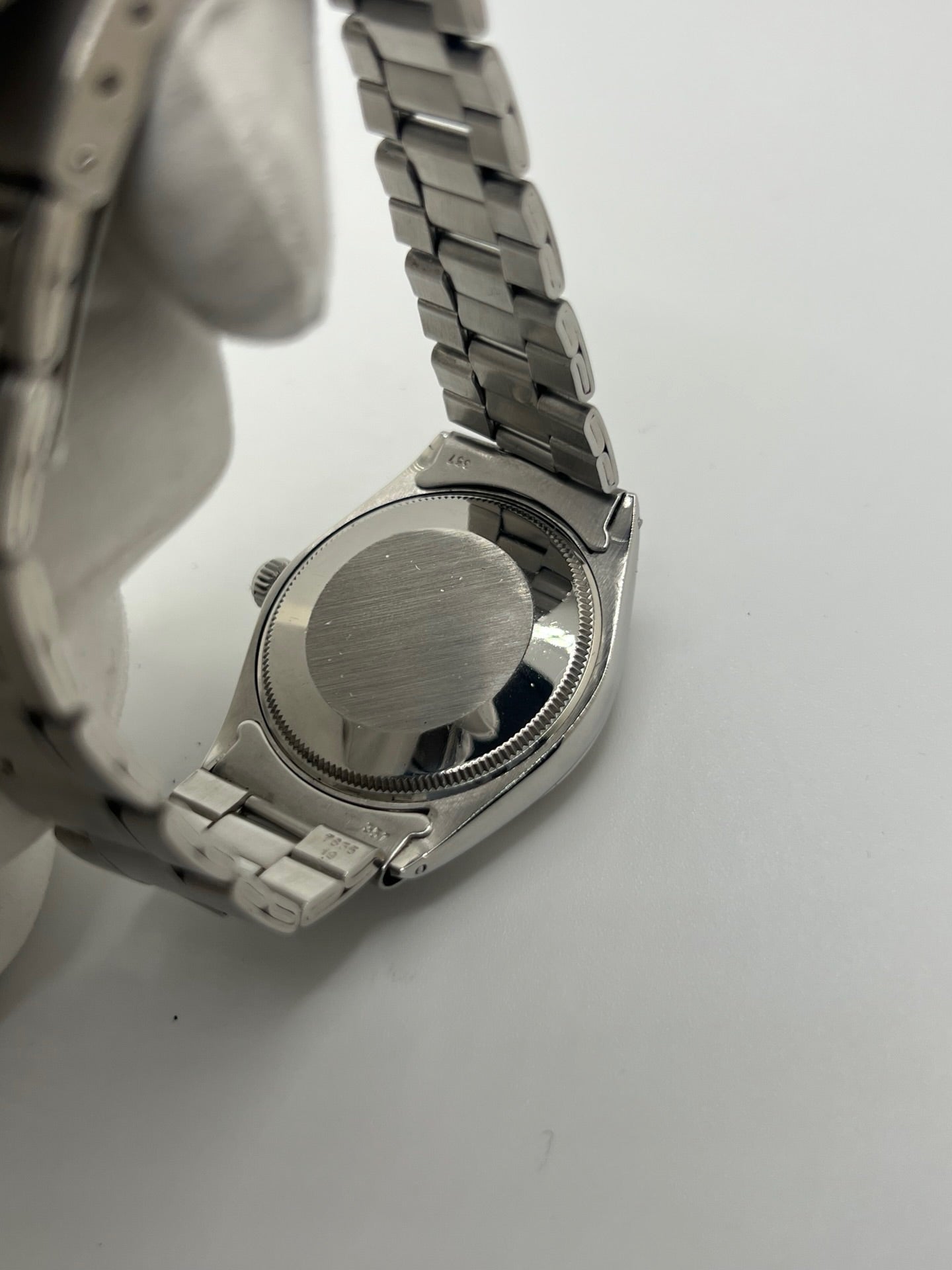 Montre Air King référence 5500 en acier avec cadran argent. Modèle vintage des années 1970 doté d’un mouvement automatique calibre 1520 et d’un boîtier de 34 mm. Verre plexiglas et bracelet acier avec boucle pliante. Montre élégante et intemporelle, appréciée pour son design classique et sa fiabilité. Pièce d’horlogerie idéale pour les amateurs de montres vintage recherchant un modèle discret et emblématique.