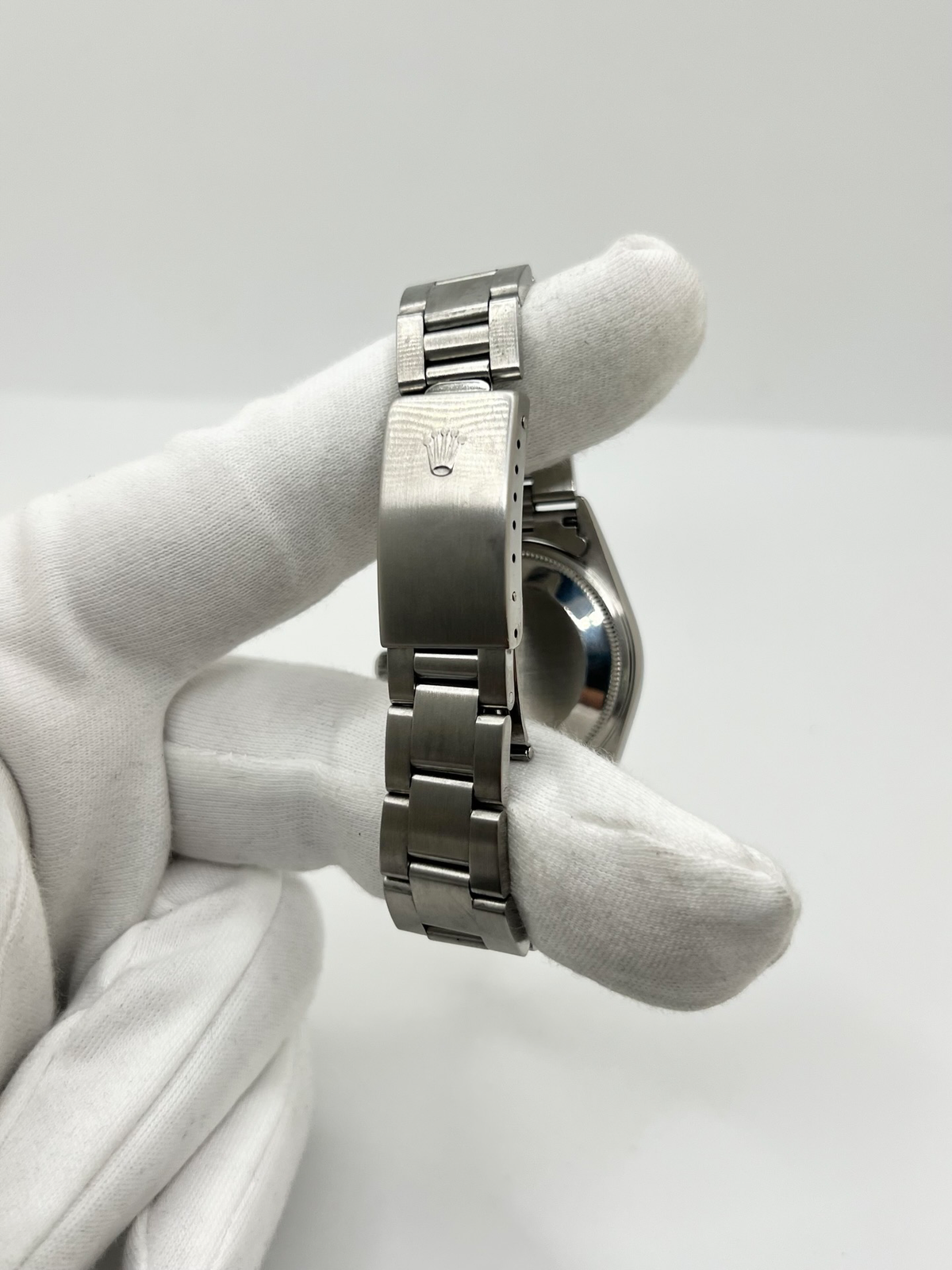 Montre Rolex Air King 14000, un modèle emblématique de la maison Rolex alliant élégance et sobriété. Équipée d’un mouvement automatique, cette montre de la collection Air King se distingue par son design intemporel et ses lignes épurées. La Rolex Air King référence 14000 séduit les amateurs d’horlogerie de luxe par son style classique et sa polyvalence. Une montre Rolex raffinée, idéale pour un usage quotidien ou pour enrichir une collection de montres de prestige.