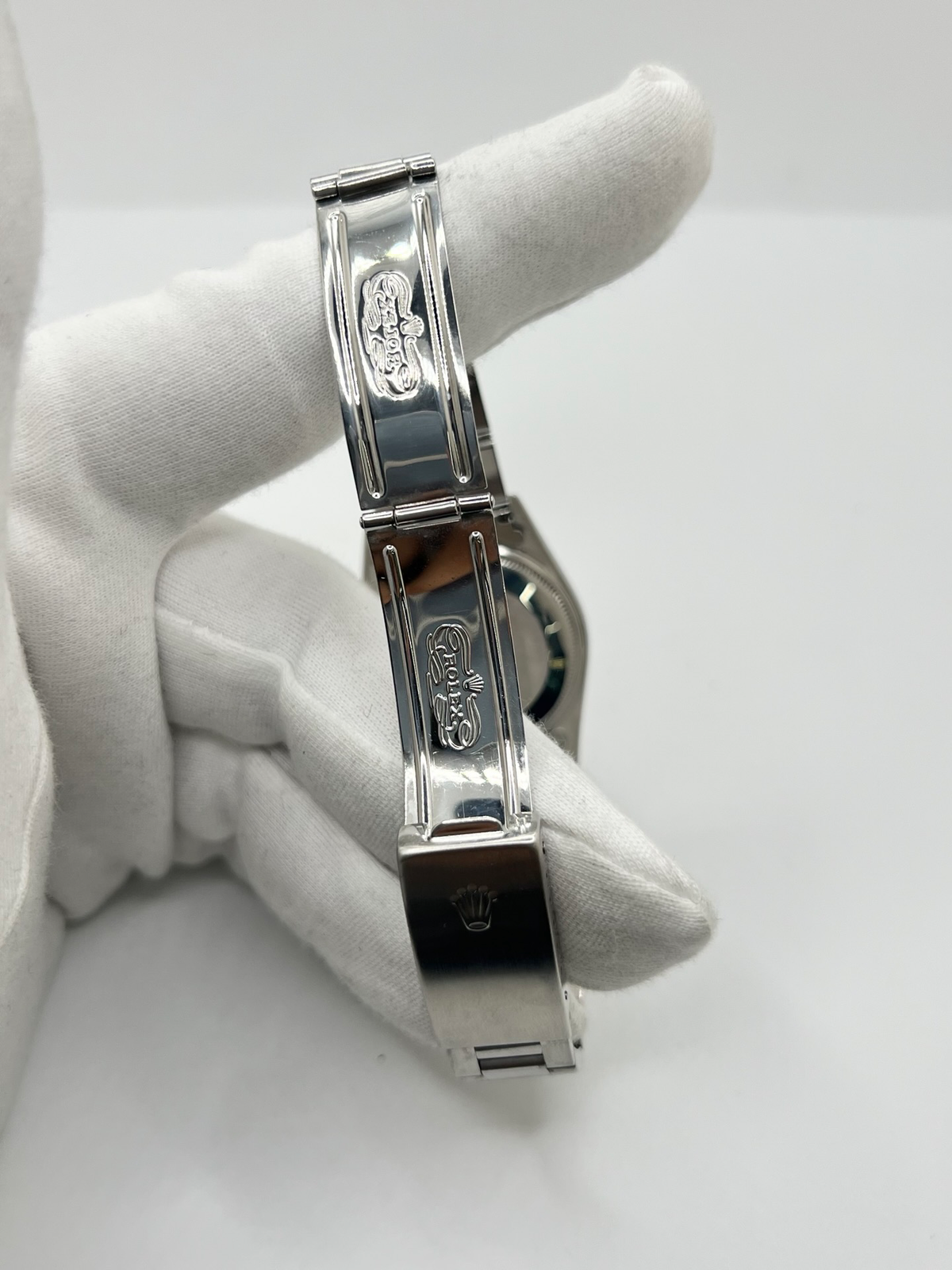 Montre Rolex Air King 14000, un modèle emblématique de la maison Rolex alliant élégance et sobriété. Équipée d’un mouvement automatique, cette montre de la collection Air King se distingue par son design intemporel et ses lignes épurées. La Rolex Air King référence 14000 séduit les amateurs d’horlogerie de luxe par son style classique et sa polyvalence. Une montre Rolex raffinée, idéale pour un usage quotidien ou pour enrichir une collection de montres de prestige.