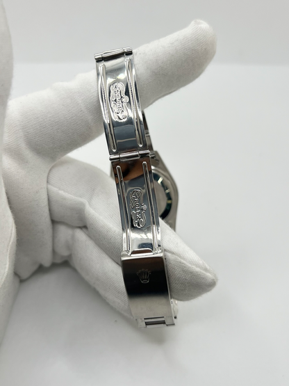 Montre Rolex Air King 14000, un modèle emblématique de la maison Rolex alliant élégance et sobriété. Équipée d’un mouvement automatique, cette montre de la collection Air King se distingue par son design intemporel et ses lignes épurées. La Rolex Air King référence 14000 séduit les amateurs d’horlogerie de luxe par son style classique et sa polyvalence. Une montre Rolex raffinée, idéale pour un usage quotidien ou pour enrichir une collection de montres de prestige.