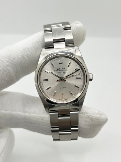 Montre Rolex Air King 14000, un modèle emblématique de la maison Rolex alliant élégance et sobriété. Équipée d’un mouvement automatique, cette montre de la collection Air King se distingue par son design intemporel et ses lignes épurées. La Rolex Air King référence 14000 séduit les amateurs d’horlogerie de luxe par son style classique et sa polyvalence. Une montre Rolex raffinée, idéale pour un usage quotidien ou pour enrichir une collection de montres de prestige.