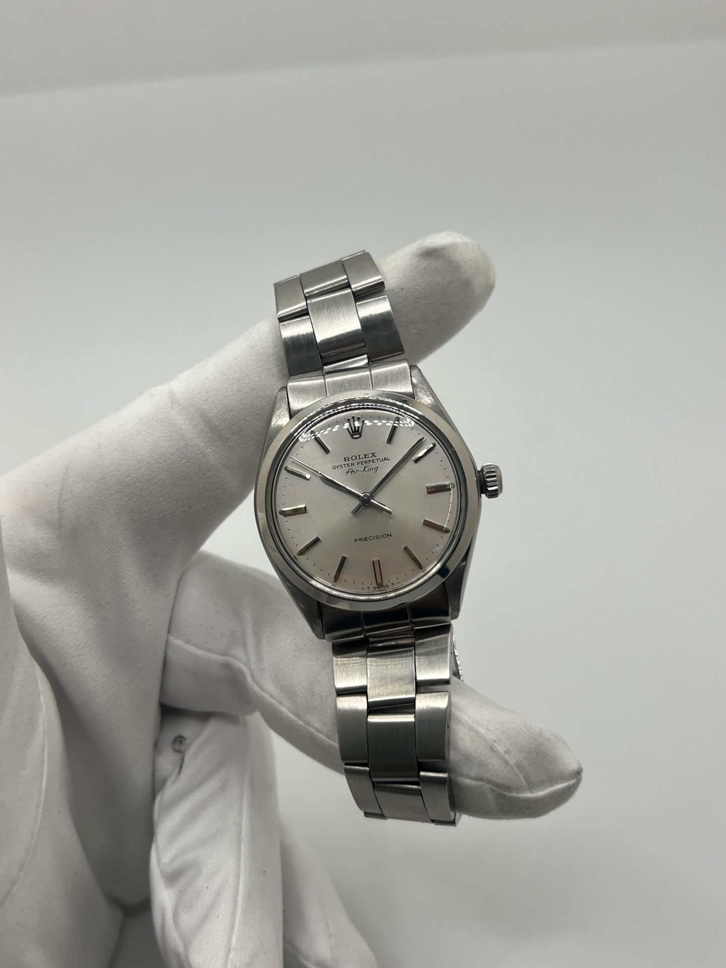 Montre Air King référence 5500 en acier avec cadran argent. Modèle vintage des années 1970 doté d’un mouvement automatique calibre 1520 et d’un boîtier de 34 mm. Verre plexiglas et bracelet acier avec boucle pliante. Montre élégante et intemporelle, appréciée pour son design classique et sa fiabilité. Pièce d’horlogerie idéale pour les amateurs de montres vintage recherchant un modèle discret et emblématique.