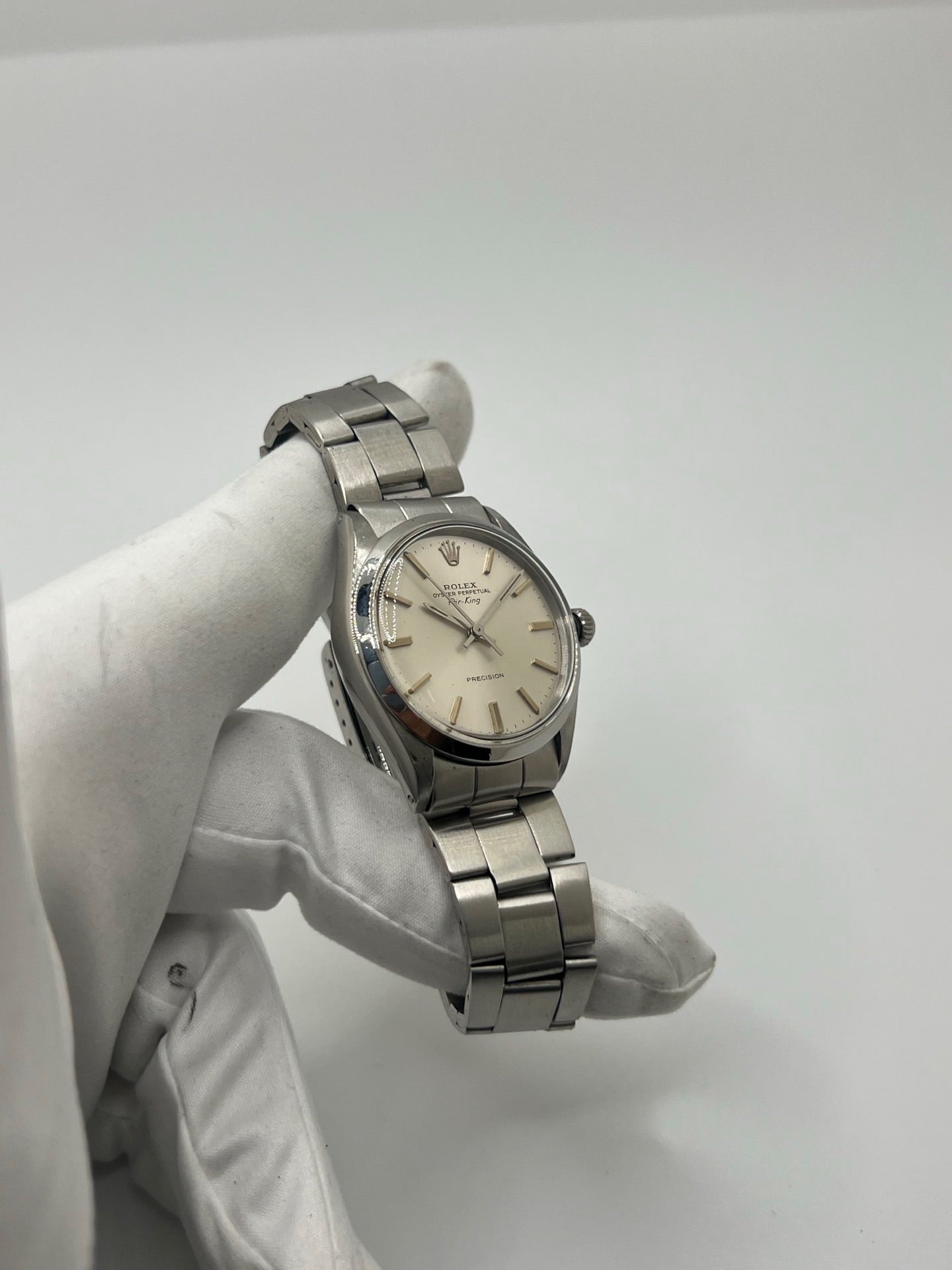 Montre Air King référence 5500 en acier avec cadran argent. Modèle vintage des années 1970 doté d’un mouvement automatique calibre 1520 et d’un boîtier de 34 mm. Verre plexiglas et bracelet acier avec boucle pliante. Montre élégante et intemporelle, appréciée pour son design classique et sa fiabilité. Pièce d’horlogerie idéale pour les amateurs de montres vintage recherchant un modèle discret et emblématique.