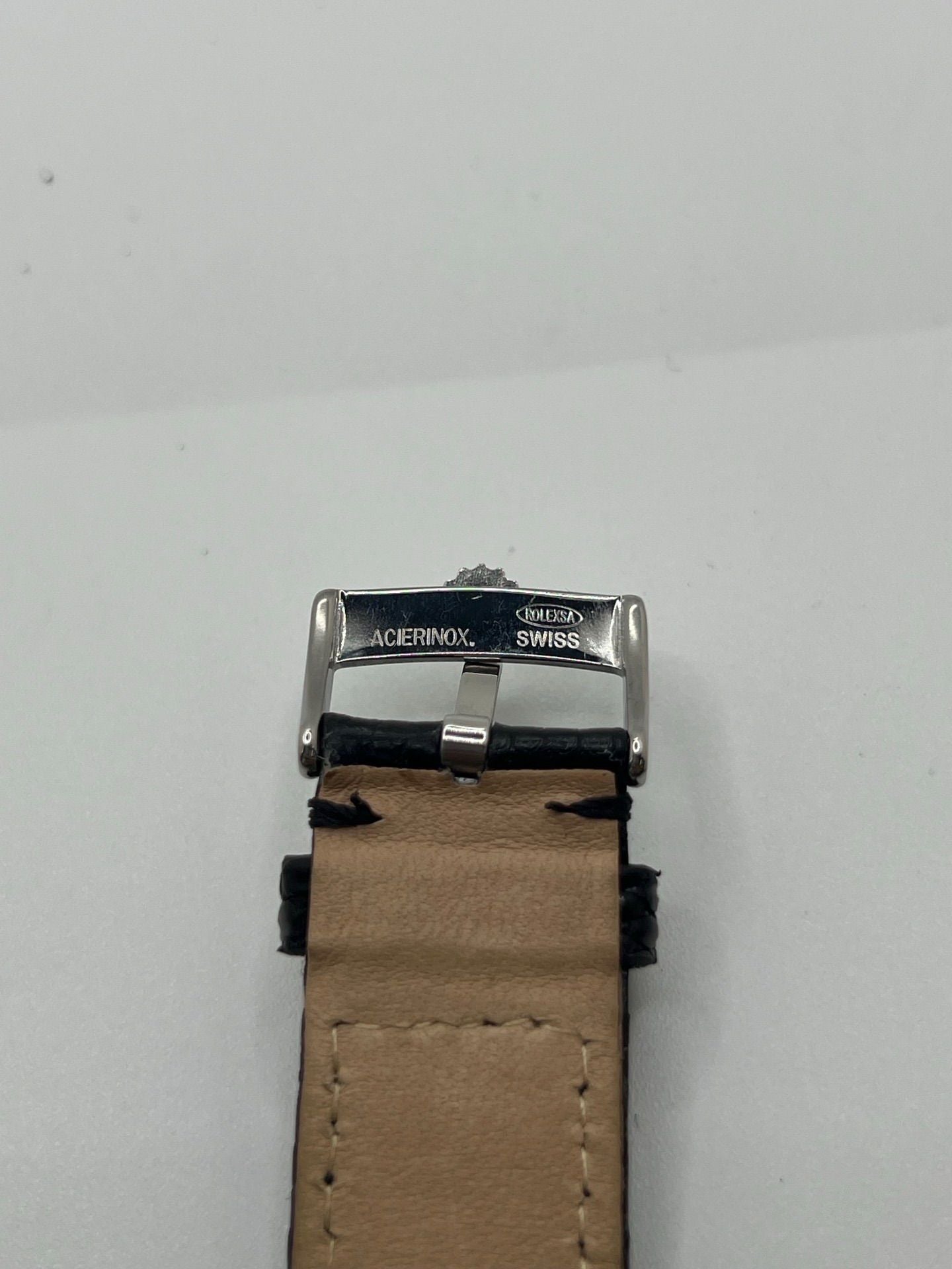 Montre Rolex Oysterdate Precision 6694, modèle vintage emblématique des années 60 en acier avec cadran noir et bracelet en cuir de lézard. Équipée d’un mouvement à remontage manuel calibre 1225, cette Rolex 6694 allie élégance intemporelle et précision horlogère, idéale pour les amateurs de montres classiques et raffinées.