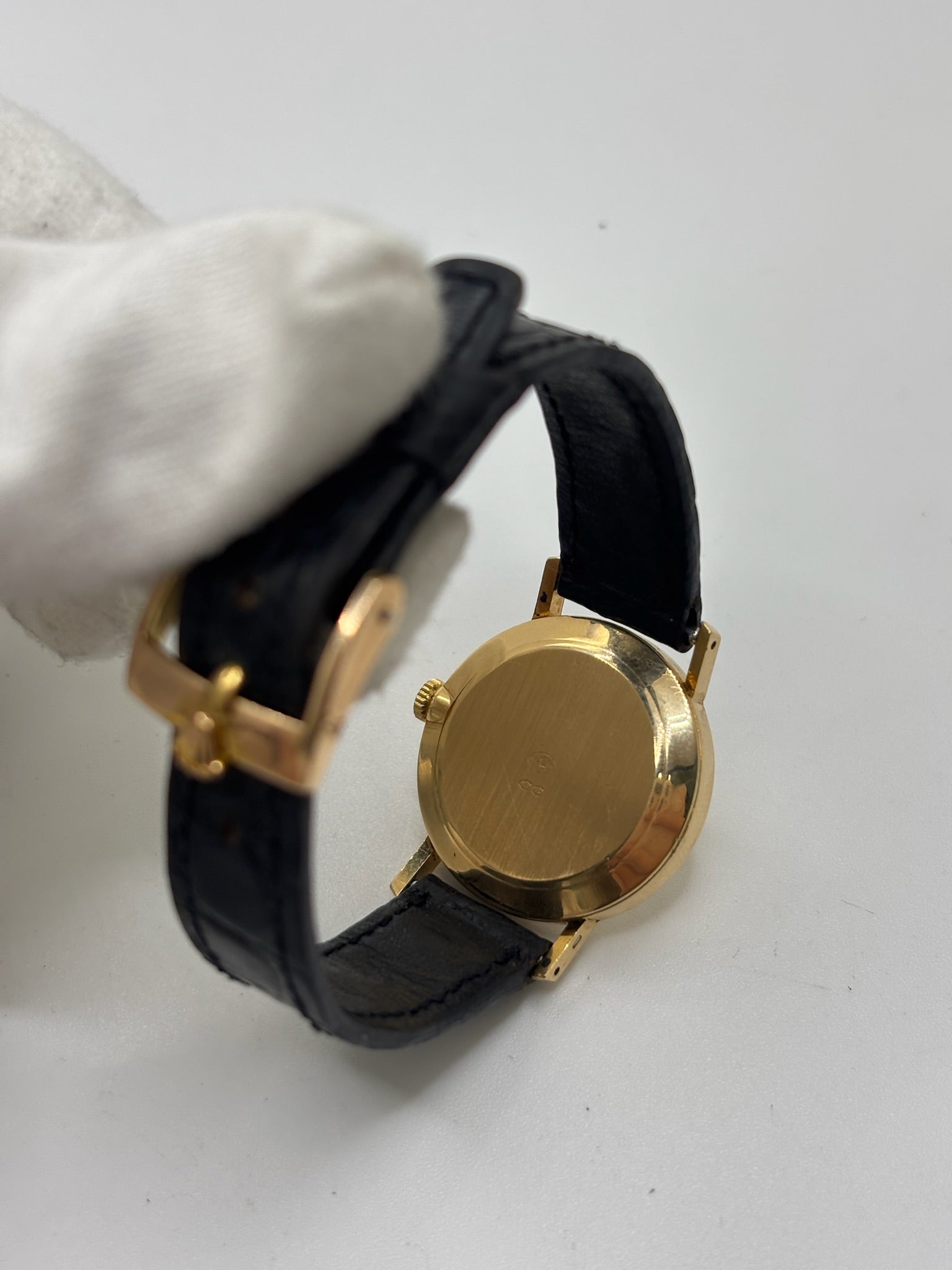 Montre Rolex Cellini référence 4109 vintage en or jaune de 1976, équipée d’un mouvement à remontage manuel calibre 1601. Boîtier de 26 mm en or jaune avec lunette assortie, cadran doré à index bâtons et verre saphir. Bracelet en cuir noir avec boucle ardillon en acier. Montre femme élégante d’occasion en bon état présentant des traces d’usure visibles (rayures et petites marques). Révisée en interne le 30 juin 2026, livrée avec coffret d’origine sans papiers.