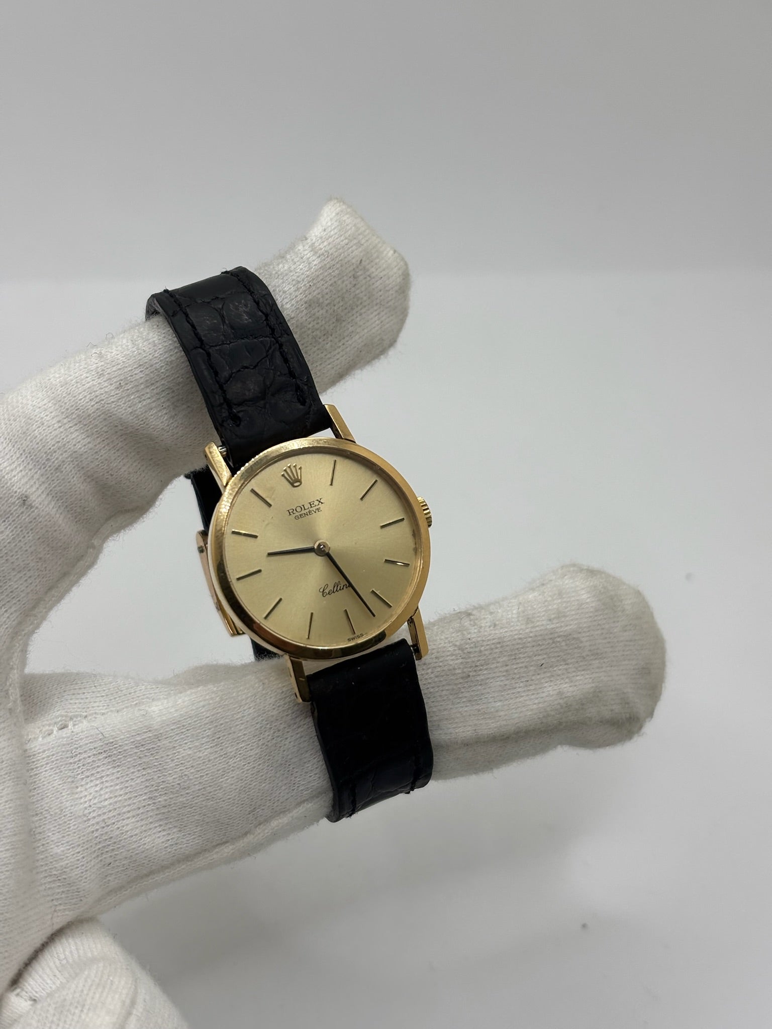 Montre Rolex Cellini référence 4109 vintage en or jaune de 1976, équipée d’un mouvement à remontage manuel calibre 1601. Boîtier de 26 mm en or jaune avec lunette assortie, cadran doré à index bâtons et verre saphir. Bracelet en cuir noir avec boucle ardillon en acier. Montre femme élégante d’occasion en bon état présentant des traces d’usure visibles (rayures et petites marques). Révisée en interne le 30 juin 2026, livrée avec coffret d’origine sans papiers.