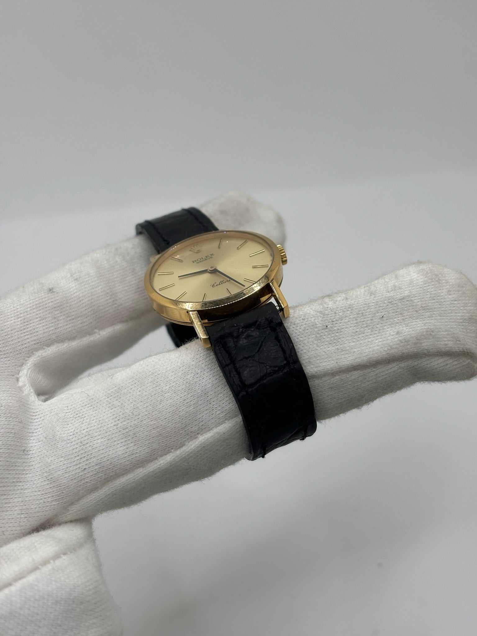 Montre Rolex Cellini référence 4109 vintage en or jaune de 1976, équipée d’un mouvement à remontage manuel calibre 1601. Boîtier de 26 mm en or jaune avec lunette assortie, cadran doré à index bâtons et verre saphir. Bracelet en cuir noir avec boucle ardillon en acier. Montre femme élégante d’occasion en bon état présentant des traces d’usure visibles (rayures et petites marques). Révisée en interne le 30 juin 2026, livrée avec coffret d’origine sans papiers.