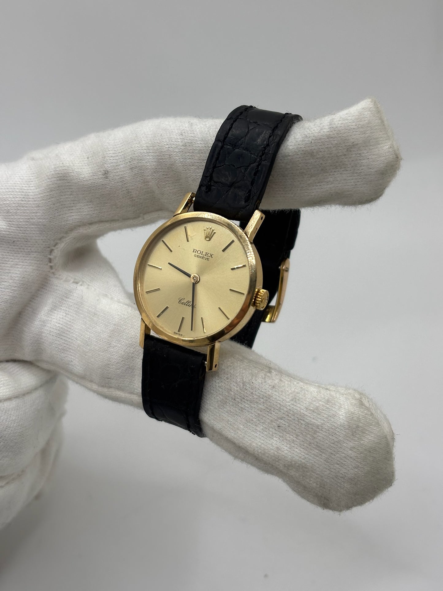 Montre Rolex Cellini référence 4109 vintage en or jaune de 1976, équipée d’un mouvement à remontage manuel calibre 1601. Boîtier de 26 mm en or jaune avec lunette assortie, cadran doré à index bâtons et verre saphir. Bracelet en cuir noir avec boucle ardillon en acier. Montre femme élégante d’occasion en bon état présentant des traces d’usure visibles (rayures et petites marques). Révisée en interne le 30 juin 2026, livrée avec coffret d’origine sans papiers.
