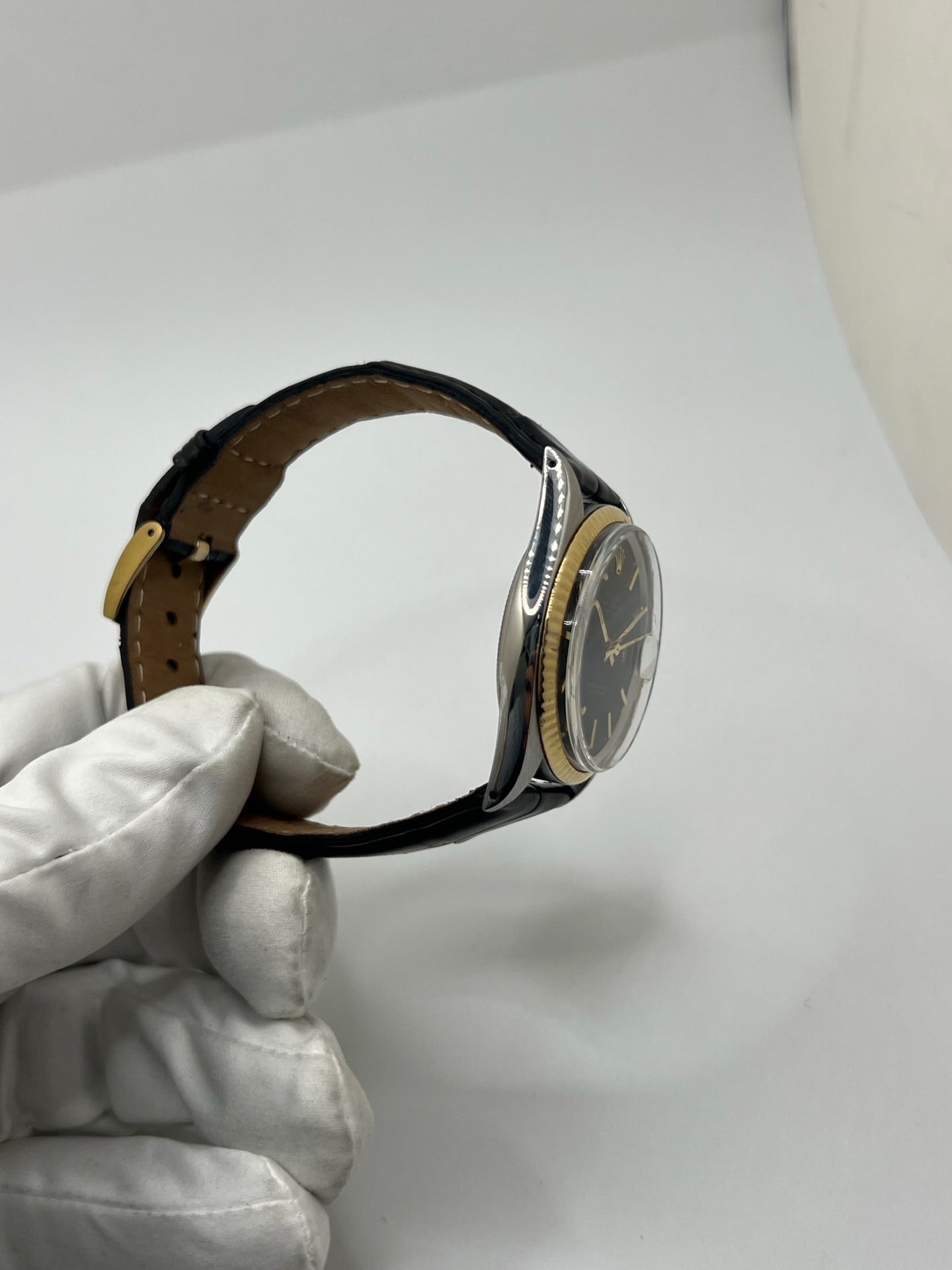 Montre Rolex Datejust 1601 de 1969 en acier et or jaune avec boîtier Oyster de 36 mm et lunette cannelée emblématique. Cadran noir d’origine offrant élégance et contraste, animé par un mouvement automatique révisé pour une précision optimale. Modèle vintage iconique en très bon état, monté sur bracelet cuir avec boucle, livré avec boîte Rolex. Pièce intemporelle, idéale pour collectionneur ou amateur de montres de prestige. Garantie 1 an.