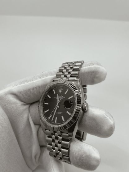 Découvrez la Rolex Datejust 41 réf. 126334 avec son élégant bracelet Jubilee et sa boîte d'origine. Ce modèle iconique allie raffinement et précision horlogère, idéal pour les amateurs de montres de luxe. Son design intemporel et ses finitions haut de gamme en font une pièce d’exception. Ne manquez pas cette montre Rolex Datejust 41 mm, symbole d’élégance et de prestige.
