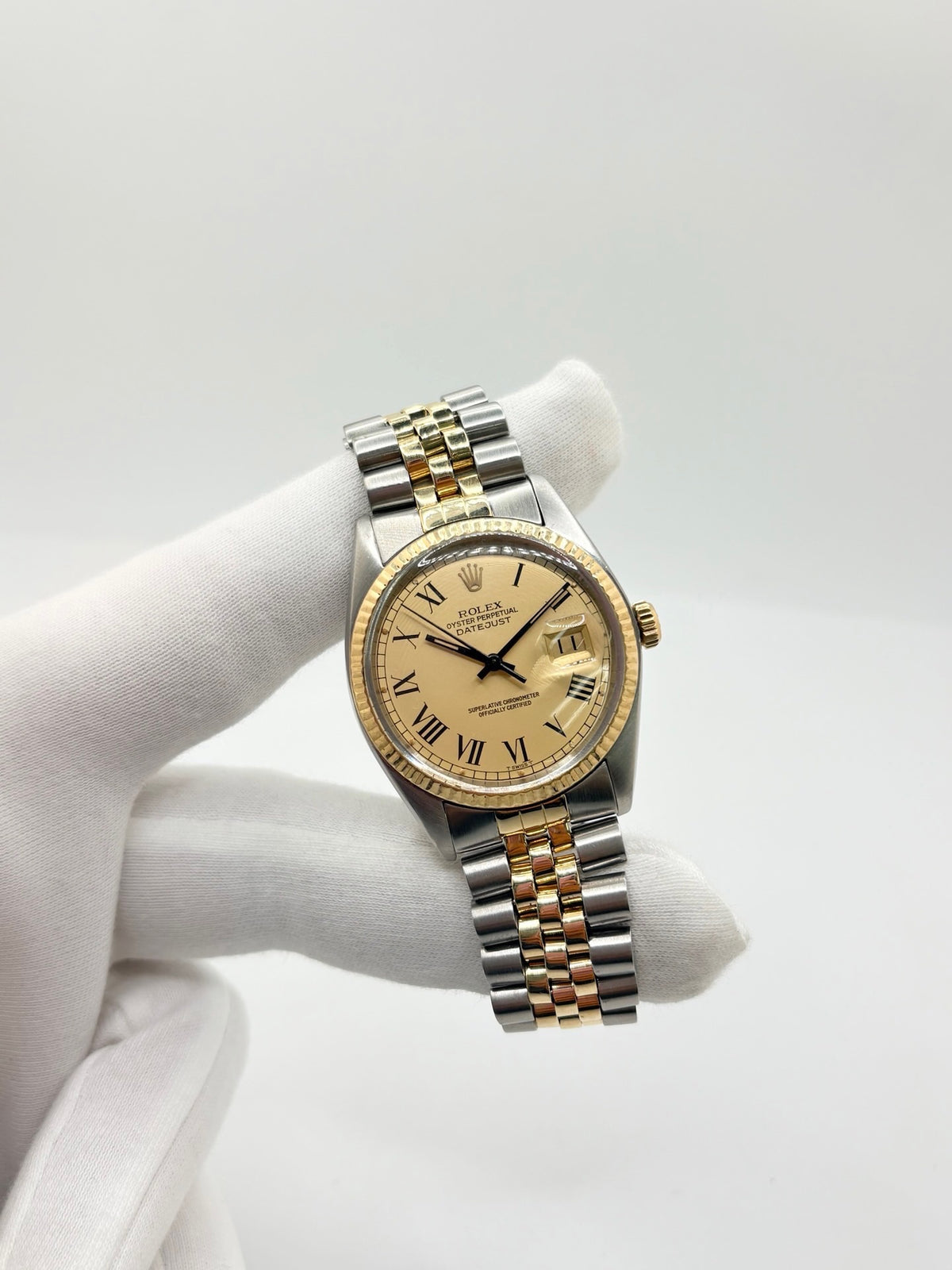 Montre Rolex Datejust 16013 vintage en très bon état, datant de 1979, équipée d’un mouvement automatique calibre 3035 avec 42 heures de réserve de marche. Son boîtier de 36 mm en or et acier possède une lunette en or jaune et un verre Plexiglas. Son cadran or à chiffres romains est accompagné d’un bracelet or et acier. Cette Rolex Datejust dispose également d’une fonction date et d’une étanchéité à 10 ATM.