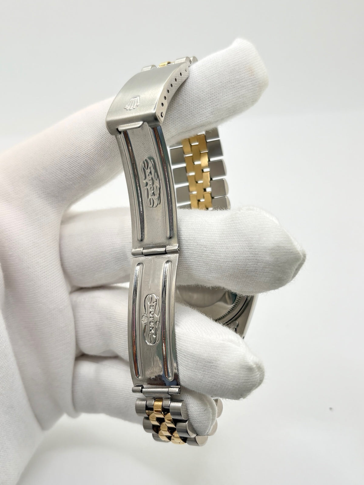 Montre Rolex Datejust 16013 vintage en très bon état, datant de 1979, équipée d’un mouvement automatique calibre 3035 avec 42 heures de réserve de marche. Son boîtier de 36 mm en or et acier possède une lunette en or jaune et un verre Plexiglas. Son cadran or à chiffres romains est accompagné d’un bracelet or et acier. Cette Rolex Datejust dispose également d’une fonction date et d’une étanchéité à 10 ATM.