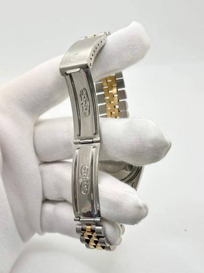 Montre Rolex Datejust 16013 vintage en très bon état, datant de 1979, équipée d’un mouvement automatique calibre 3035 avec 42 heures de réserve de marche. Son boîtier de 36 mm en or et acier possède une lunette en or jaune et un verre Plexiglas. Son cadran or à chiffres romains est accompagné d’un bracelet or et acier. Cette Rolex Datejust dispose également d’une fonction date et d’une étanchéité à 10 ATM.