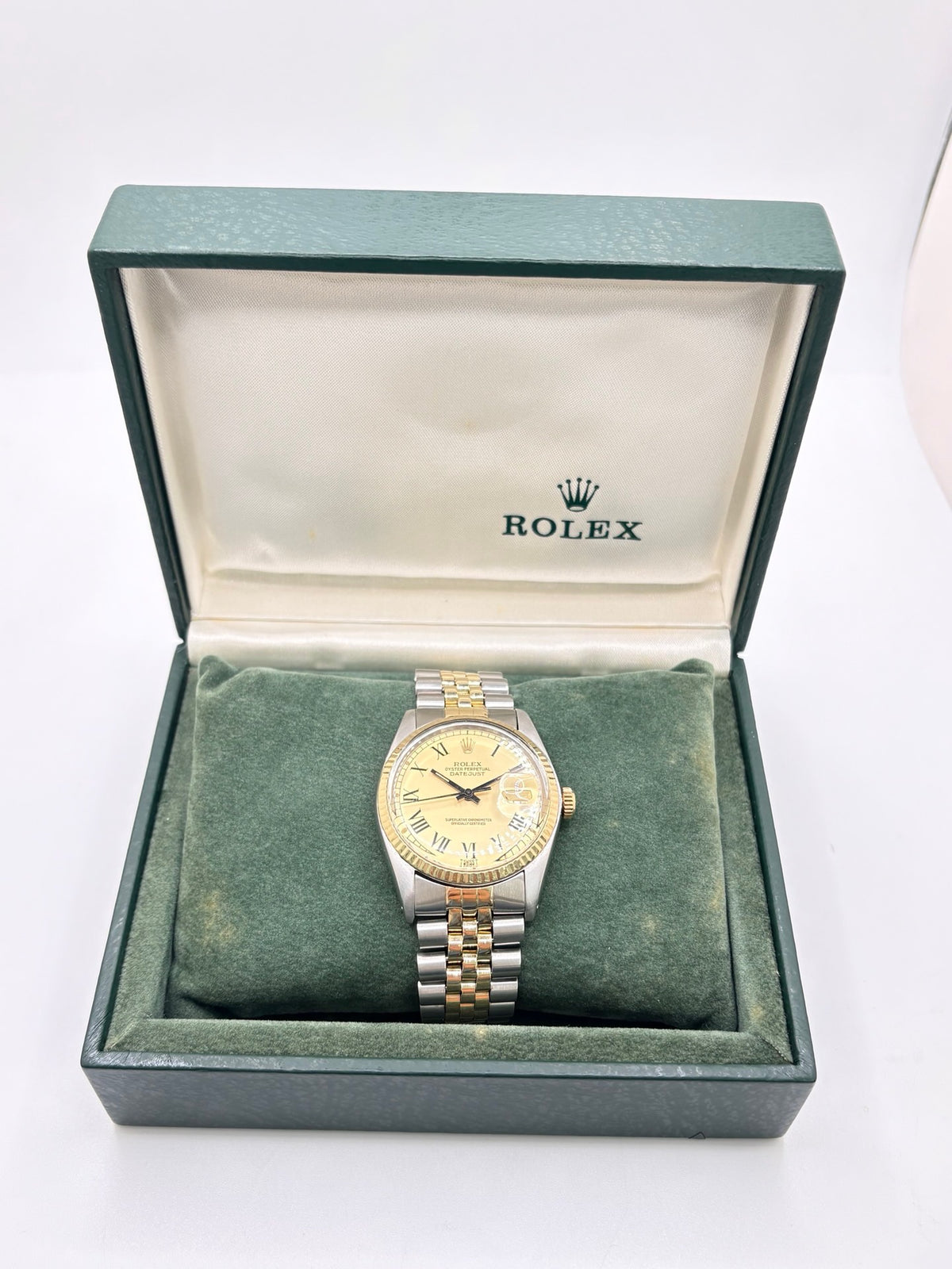 Montre Rolex Datejust 16013 vintage en très bon état, datant de 1979, équipée d’un mouvement automatique calibre 3035 avec 42 heures de réserve de marche. Son boîtier de 36 mm en or et acier possède une lunette en or jaune et un verre Plexiglas. Son cadran or à chiffres romains est accompagné d’un bracelet or et acier. Cette Rolex Datejust dispose également d’une fonction date et d’une étanchéité à 10 ATM.