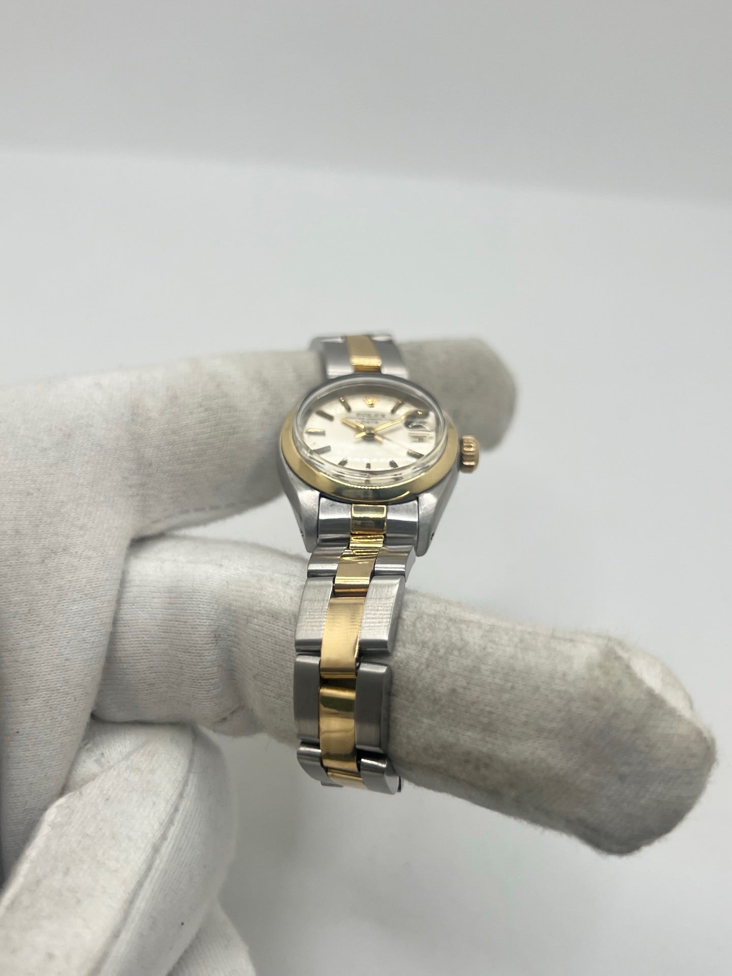 Rolex Lady-Datejust 69173 en acier et or jaune 18 carats, montre automatique pour femme de 26 mm avec cadran champagne, verre saphir et fonction date. Cette Rolex Datejust vintage de 1975 est équipée du calibre Rolex 2135, révisée et en très bon état. Livrée avec son coffret d'origine et garantie 1 an, cette Rolex Lady-Datejust allie élégance intemporelle, précision suisse et valeur de collection.