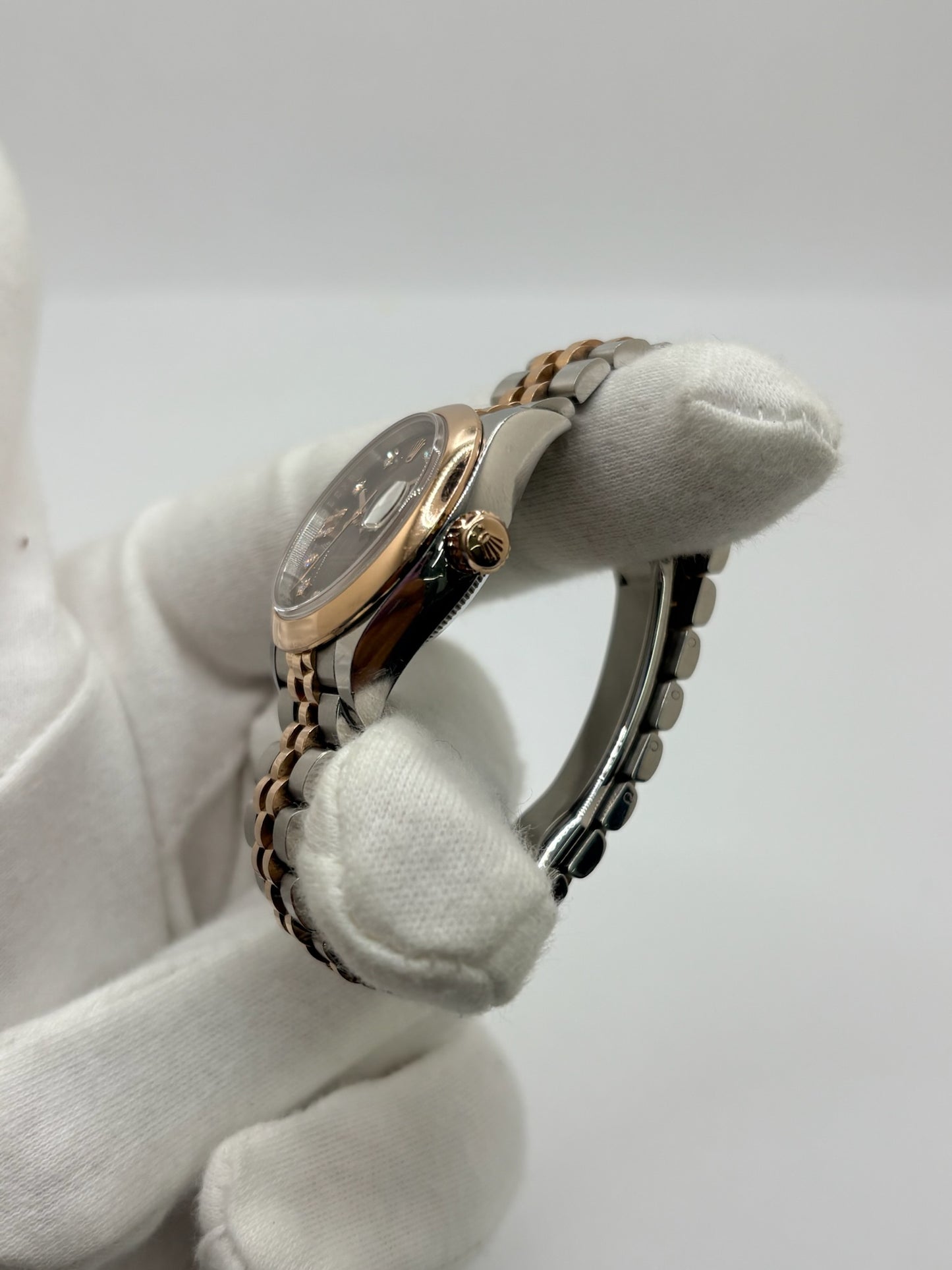 Montre Rolex Lady-Datejust référence 279161 en or et acier avec boîtier de 28 mm, fabriquée en 2023 et animée par le calibre manufacture 2236 à remontage automatique offrant 55 heures de réserve de marche. Son cadran brun avec dateur est protégé par un verre saphir et complété par un bracelet en or et acier avec boucle pliante. Cette montre Rolex d'occasion est en très bon état, révisée en interne et livrée avec son coffret et ses papiers d'origine.
