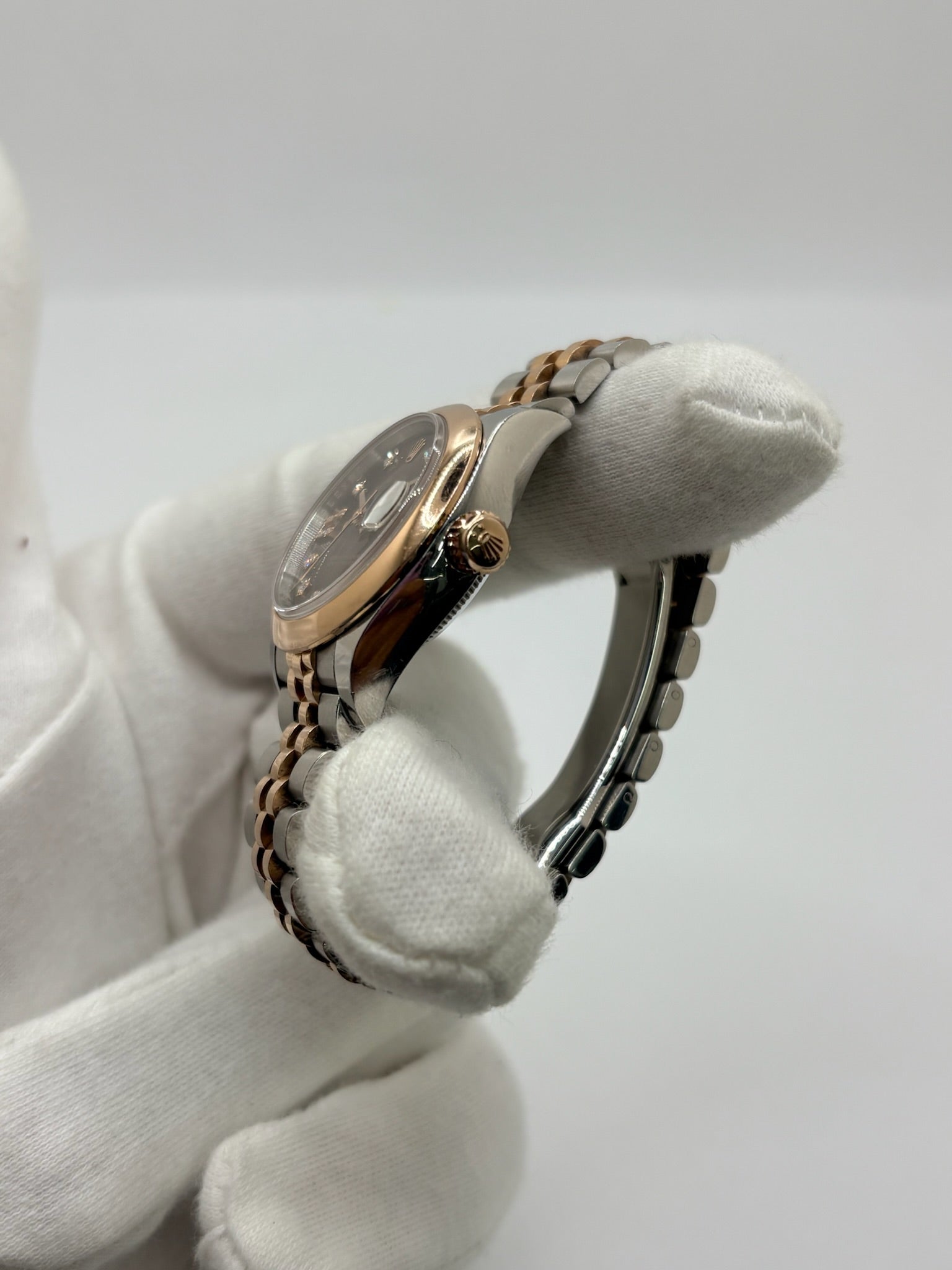 Montre Rolex Lady-Datejust référence 279161 en or et acier avec boîtier de 28 mm, fabriquée en 2023 et animée par le calibre manufacture 2236 à remontage automatique offrant 55 heures de réserve de marche. Son cadran brun avec dateur est protégé par un verre saphir et complété par un bracelet en or et acier avec boucle pliante. Cette montre Rolex d'occasion est en très bon état, révisée en interne et livrée avec son coffret et ses papiers d'origine.