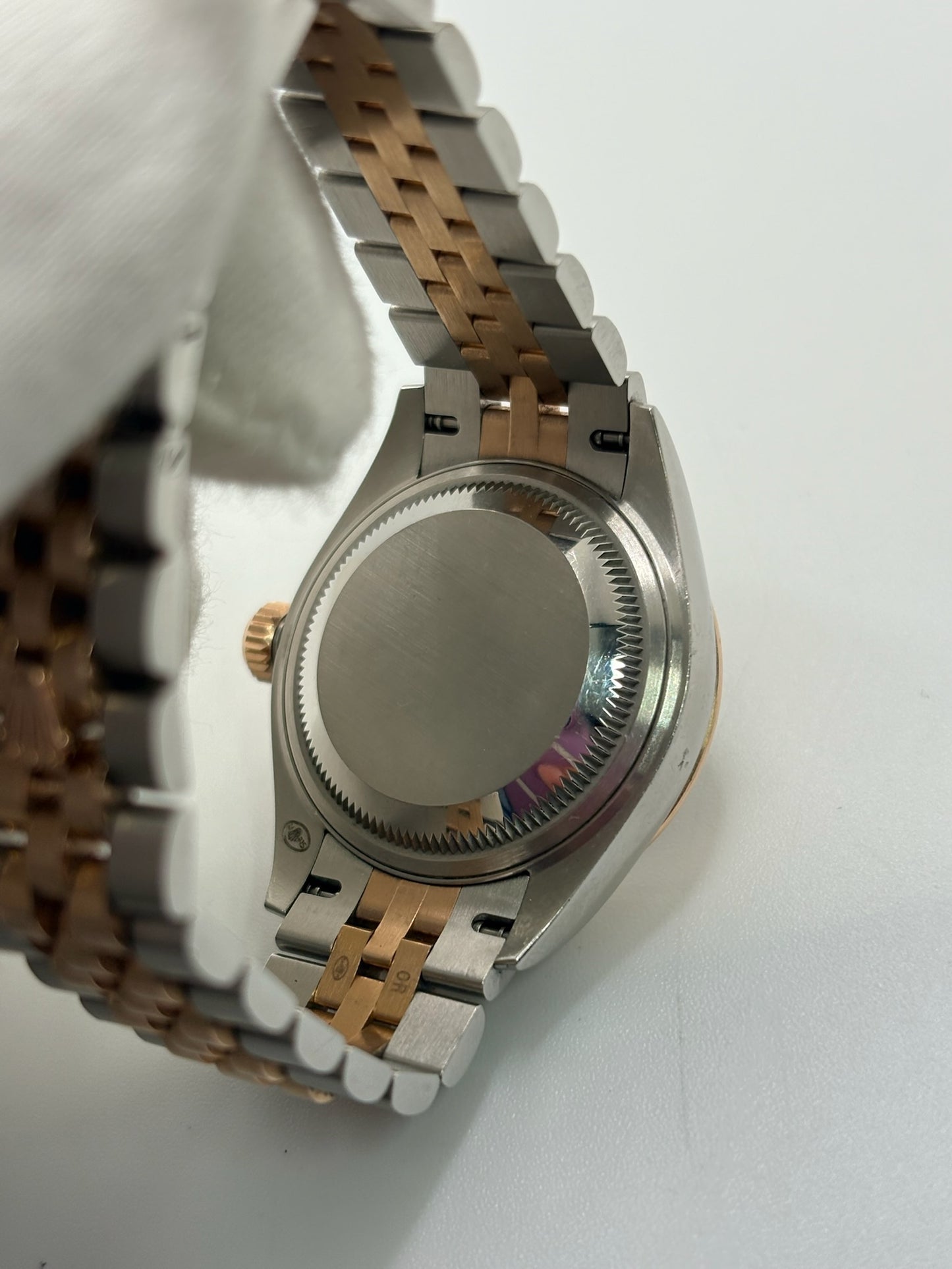 Montre Rolex Lady-Datejust référence 279161 en or et acier avec boîtier de 28 mm, fabriquée en 2023 et animée par le calibre manufacture 2236 à remontage automatique offrant 55 heures de réserve de marche. Son cadran brun avec dateur est protégé par un verre saphir et complété par un bracelet en or et acier avec boucle pliante. Cette montre Rolex d'occasion est en très bon état, révisée en interne et livrée avec son coffret et ses papiers d'origine.