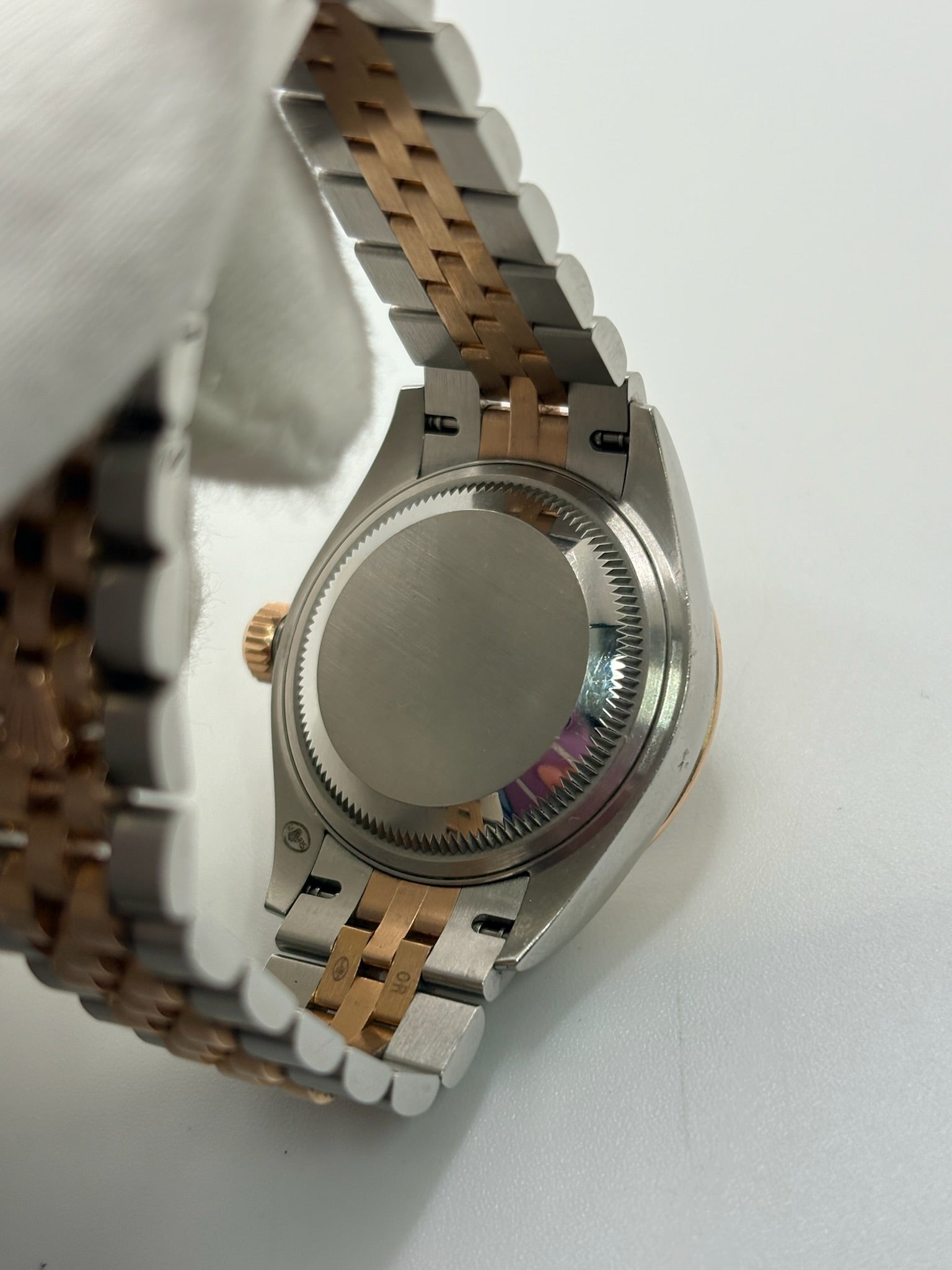 Montre Rolex Lady-Datejust référence 279161 en or et acier avec boîtier de 28 mm, fabriquée en 2023 et animée par le calibre manufacture 2236 à remontage automatique offrant 55 heures de réserve de marche. Son cadran brun avec dateur est protégé par un verre saphir et complété par un bracelet en or et acier avec boucle pliante. Cette montre Rolex d'occasion est en très bon état, révisée en interne et livrée avec son coffret et ses papiers d'origine.