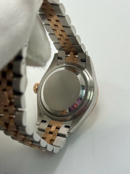 Montre Rolex Lady-Datejust référence 279161 en or et acier avec boîtier de 28 mm, fabriquée en 2023 et animée par le calibre manufacture 2236 à remontage automatique offrant 55 heures de réserve de marche. Son cadran brun avec dateur est protégé par un verre saphir et complété par un bracelet en or et acier avec boucle pliante. Cette montre Rolex d'occasion est en très bon état, révisée en interne et livrée avec son coffret et ses papiers d'origine.